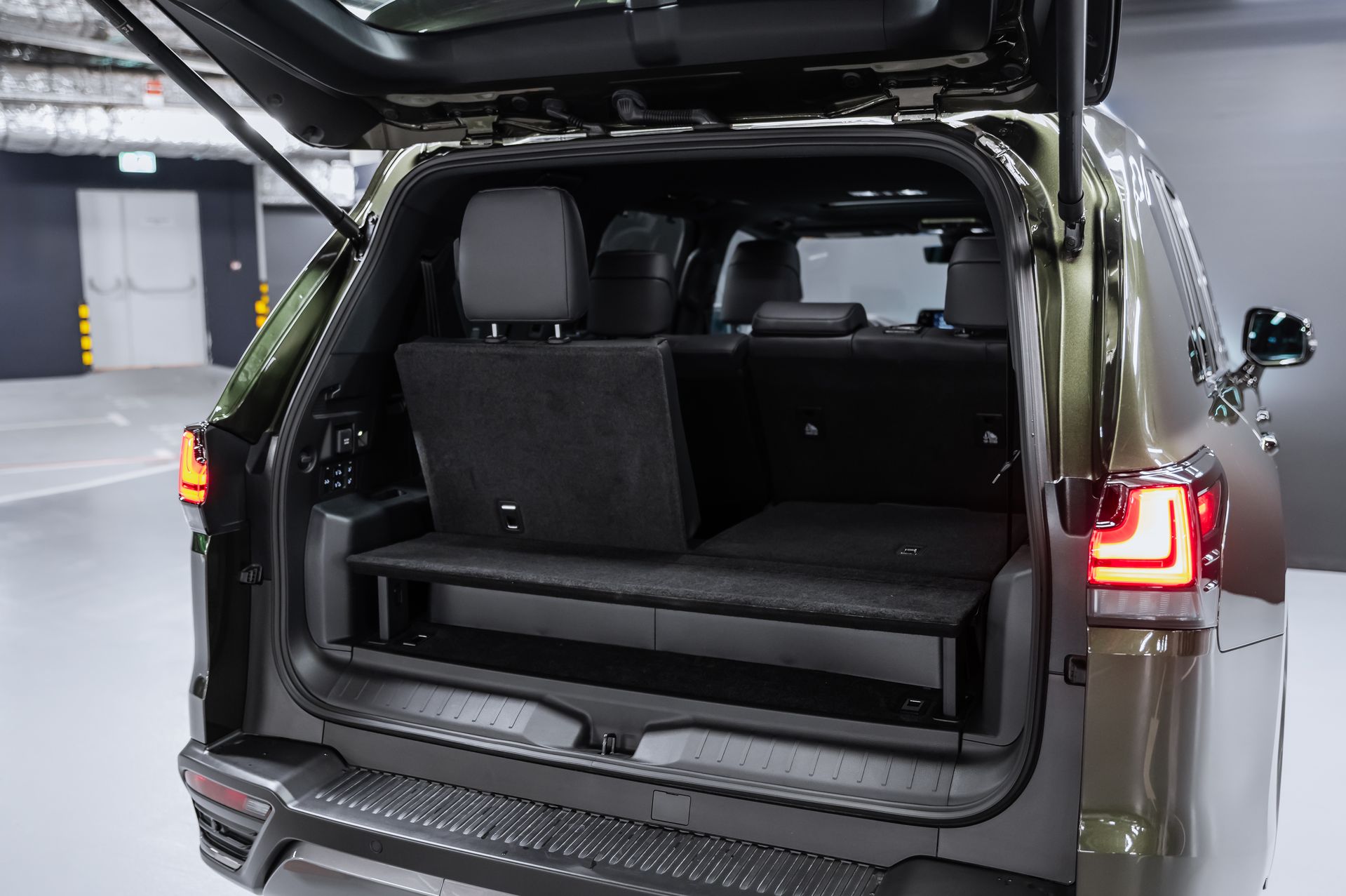 Премиальный внедорожник Lexus LX 700h зелёный в премиальном шоуруме Crystal Car под заказ