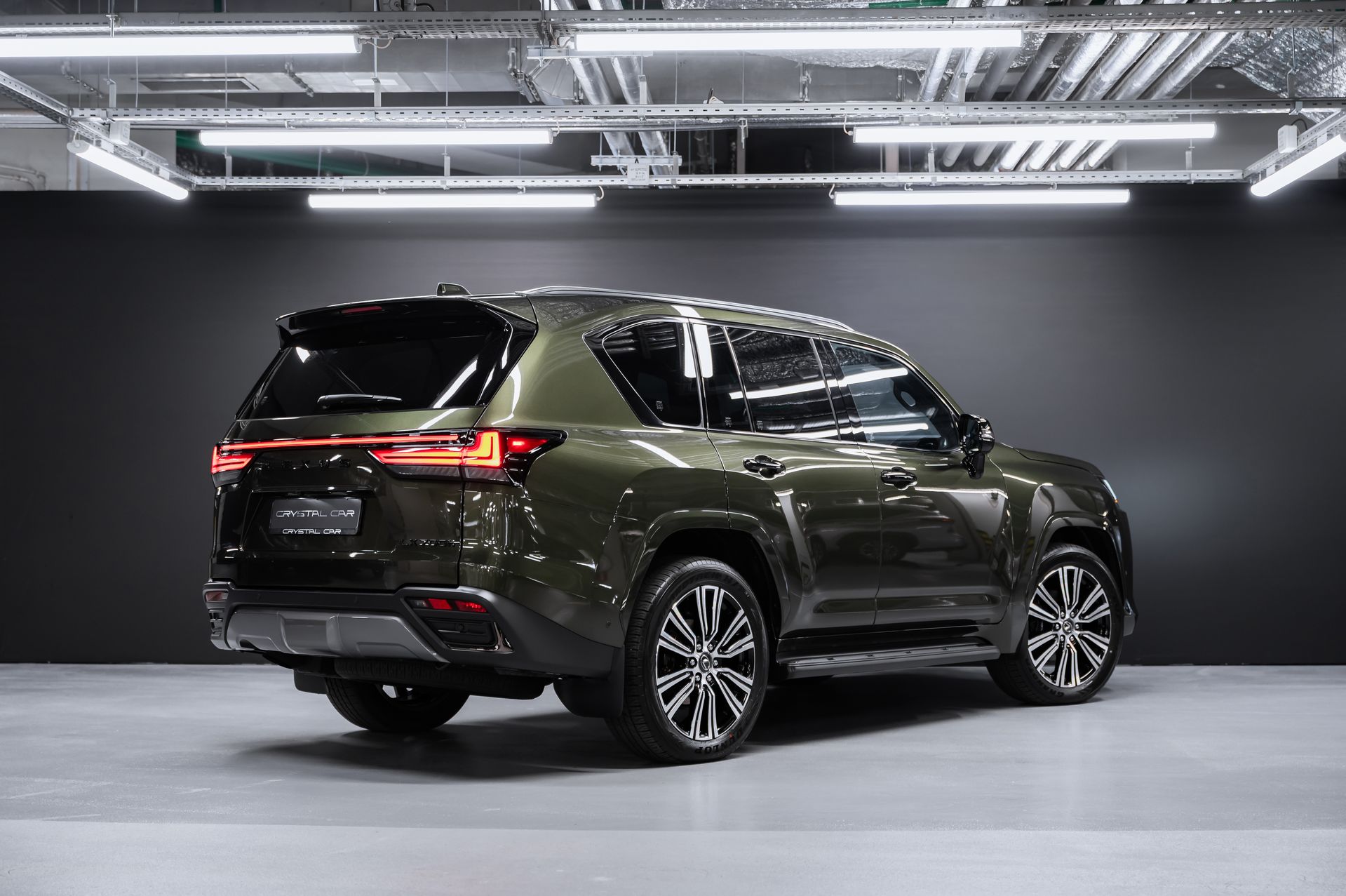 Премиальный внедорожник Lexus LX 700h зелёный в премиальном шоуруме Crystal Car под заказ