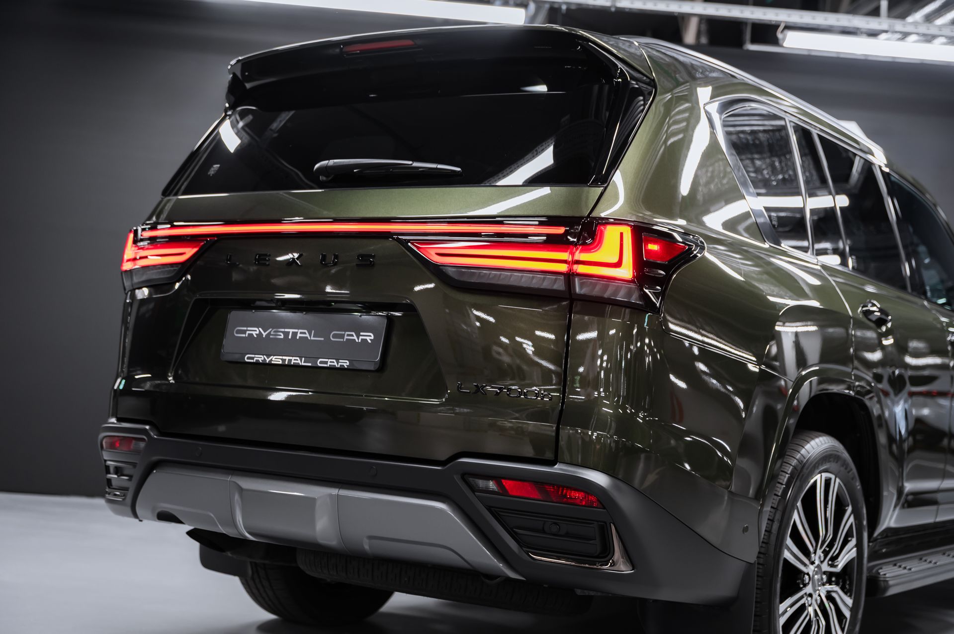 Премиальный внедорожник Lexus LX 700h зелёный в премиальном шоуруме Crystal Car под заказ