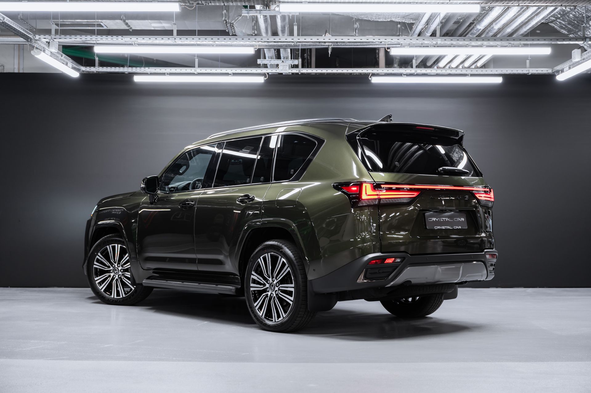 Премиальный внедорожник Lexus LX 700h зелёный в премиальном шоуруме Crystal Car под заказ