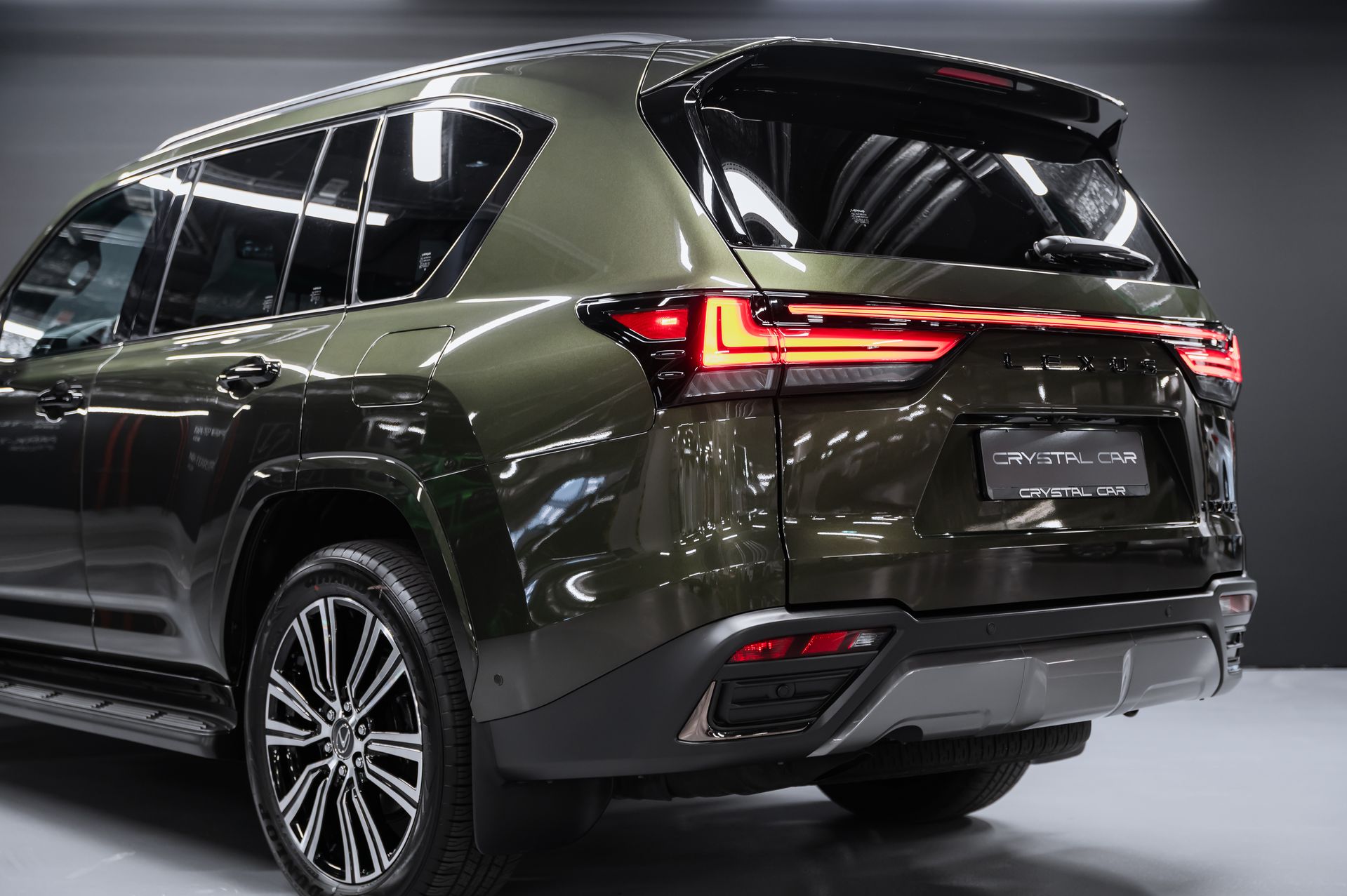 Премиальный внедорожник Lexus LX 700h зелёный в премиальном шоуруме Crystal Car под заказ