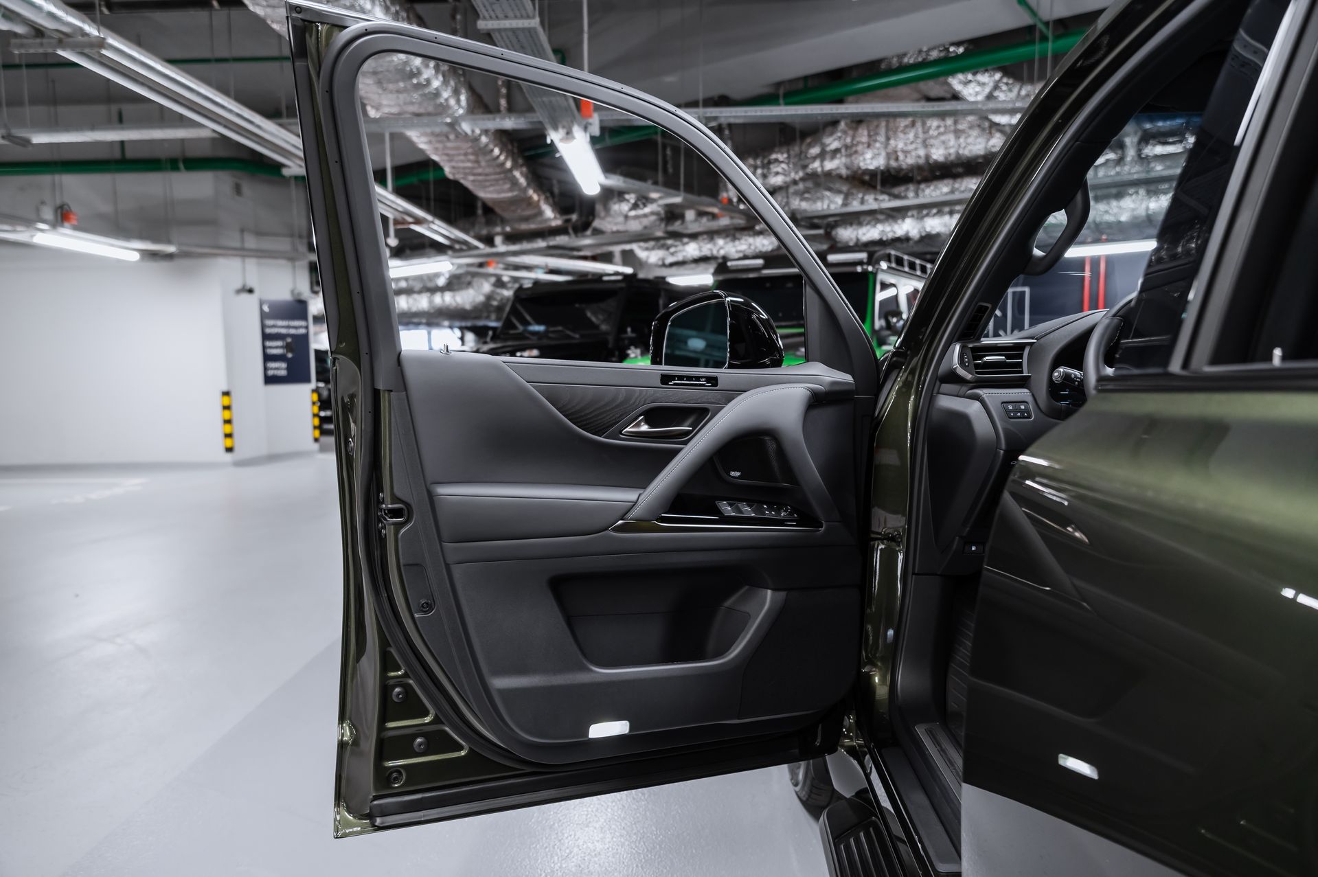 Премиальный внедорожник Lexus LX 700h зелёный в премиальном шоуруме Crystal Car под заказ