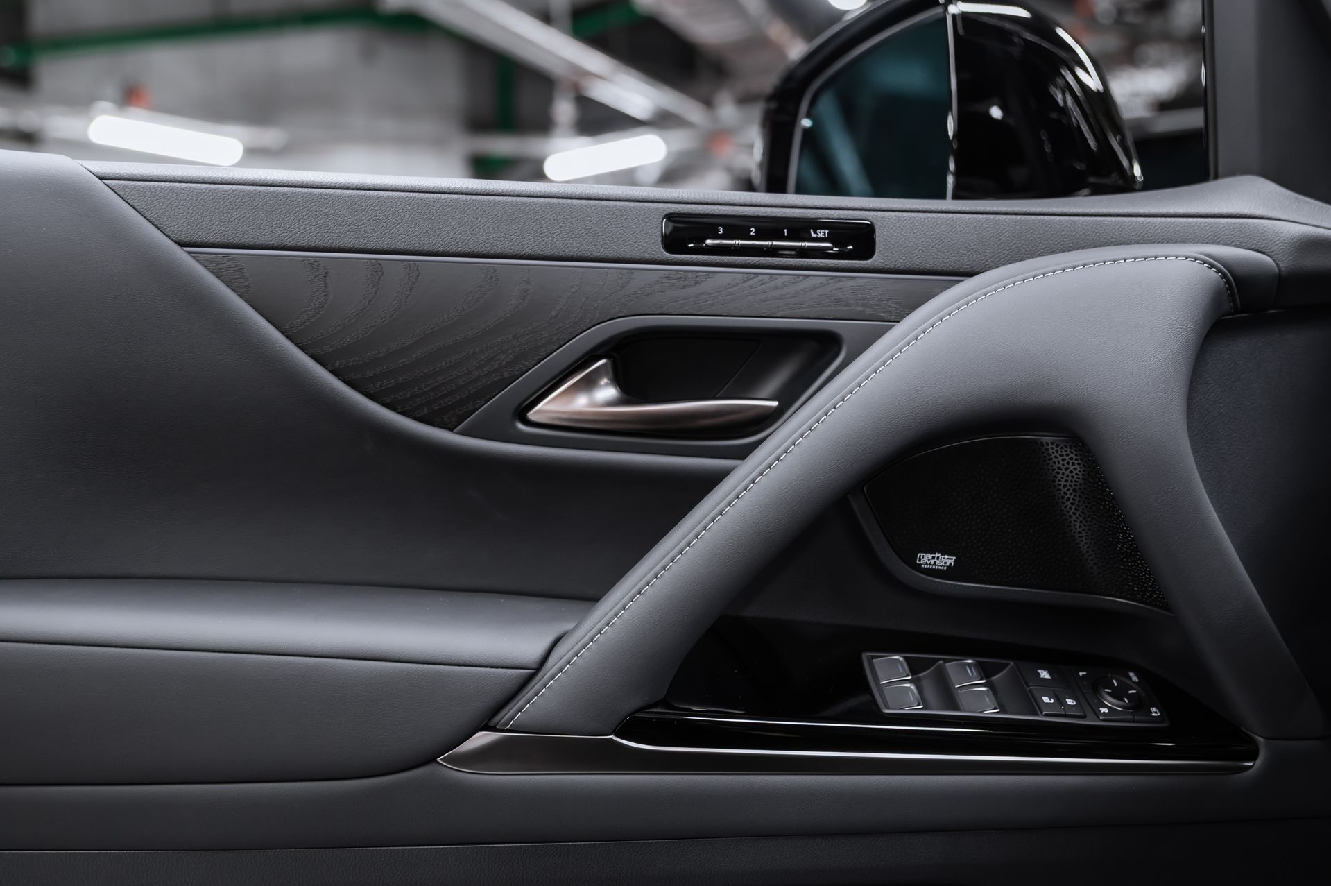 Премиальный внедорожник Lexus LX 700h зелёный в премиальном шоуруме Crystal Car под заказ