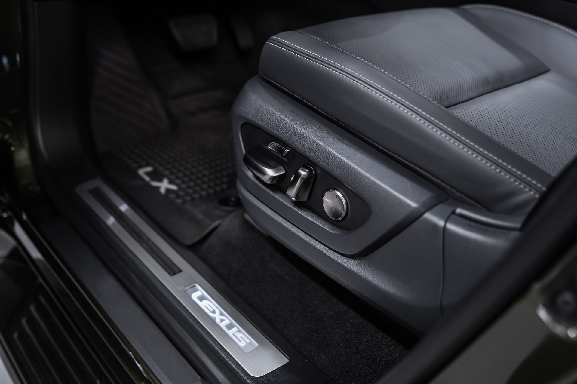 Премиальный внедорожник Lexus LX 700h зелёный в премиальном шоуруме Crystal Car под заказ