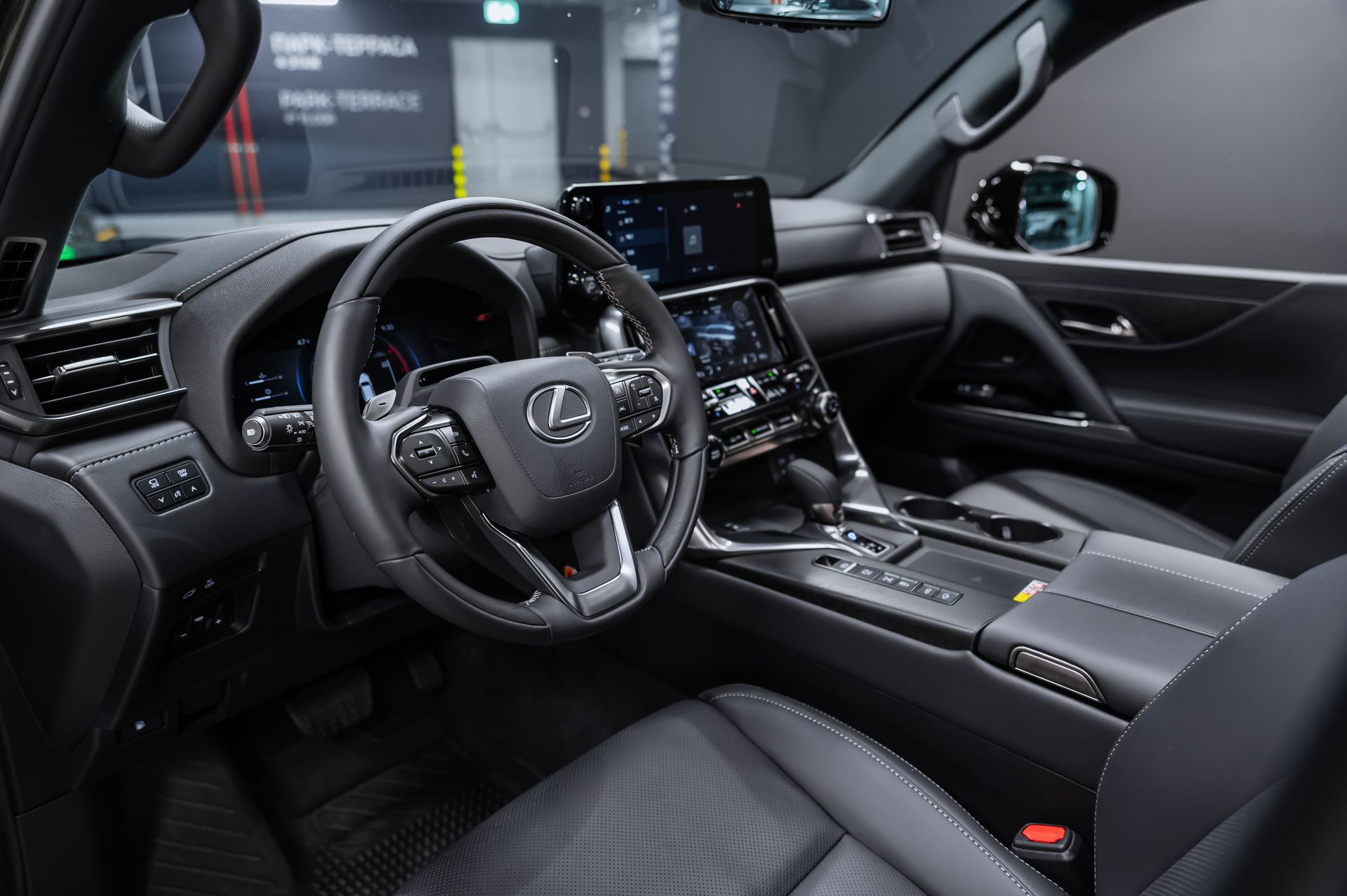 Премиальный внедорожник Lexus LX 700h зелёный в премиальном шоуруме Crystal Car под заказ