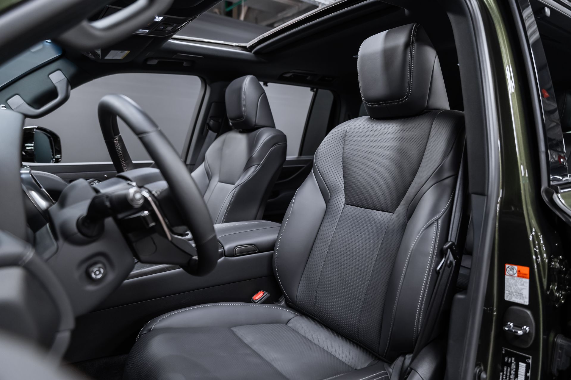 Премиальный внедорожник Lexus LX 700h зелёный в премиальном шоуруме Crystal Car под заказ