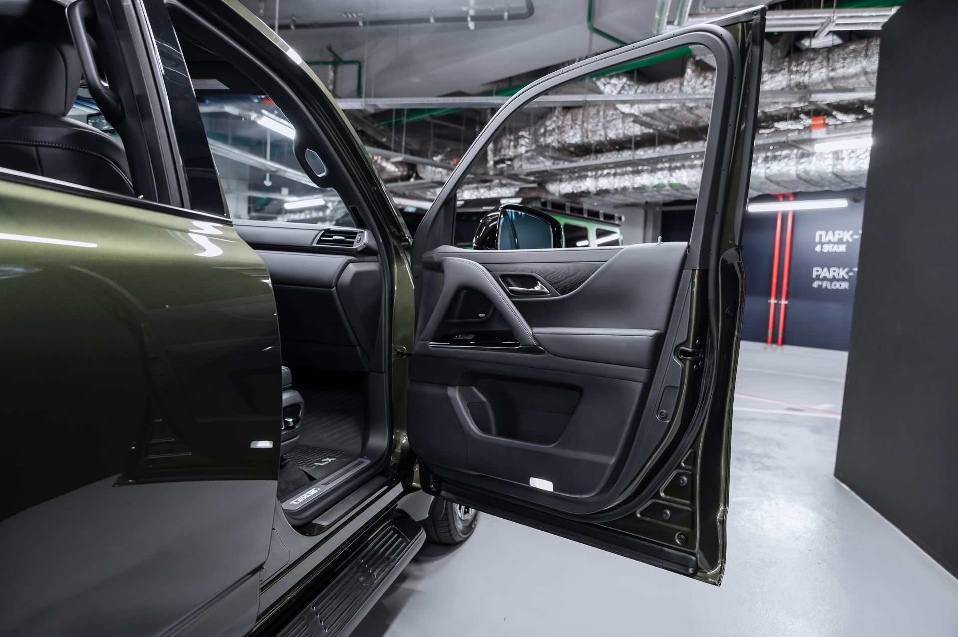 Премиальный внедорожник Lexus LX 700h зелёный в премиальном шоуруме Crystal Car под заказ