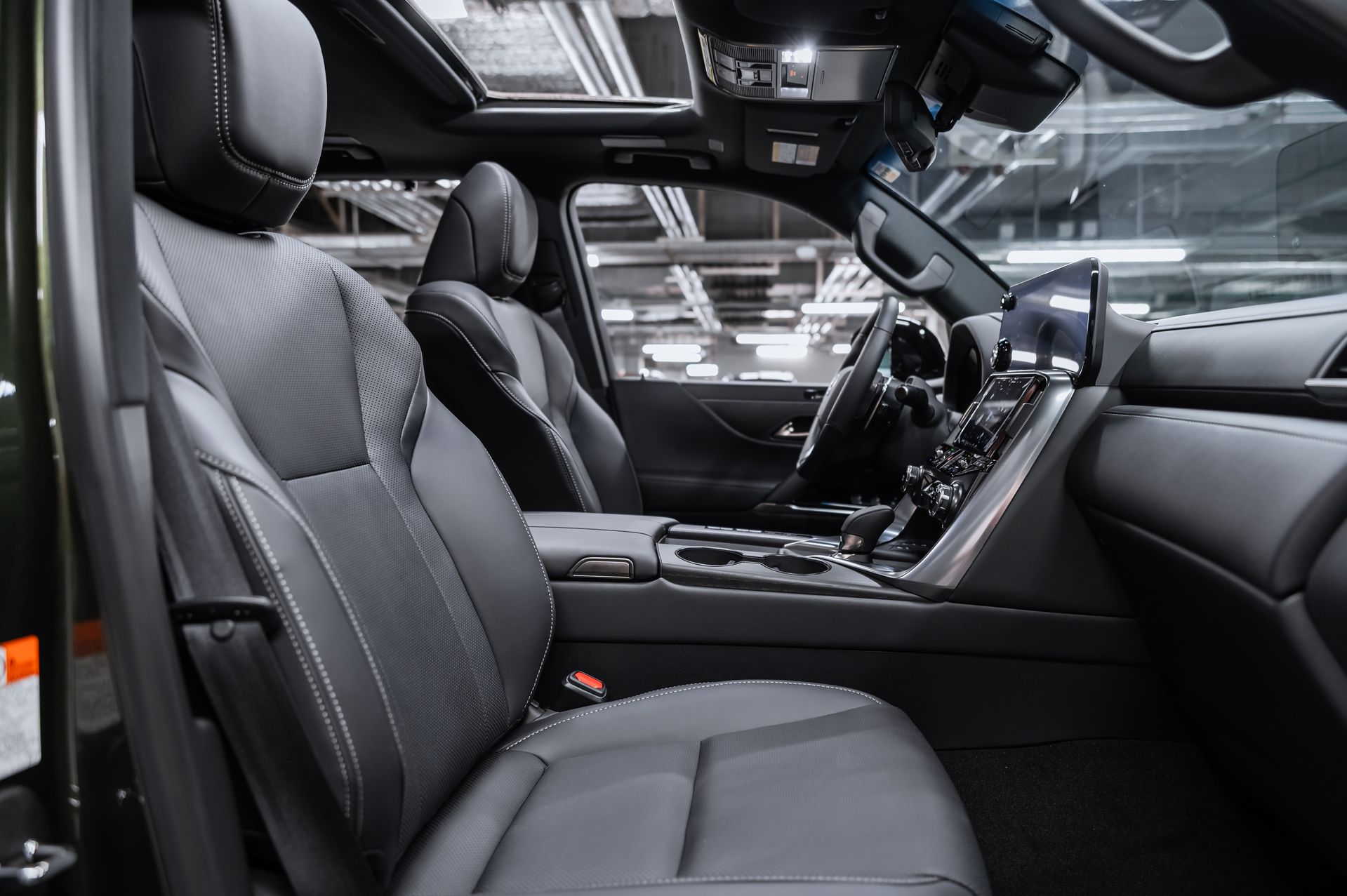 Премиальный внедорожник Lexus LX 700h зелёный в премиальном шоуруме Crystal Car под заказ