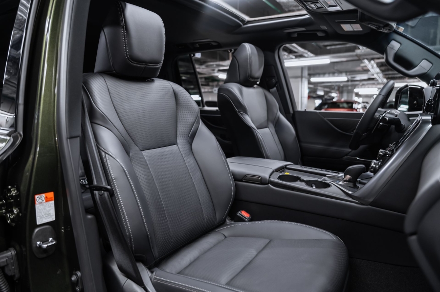 Премиальный внедорожник Lexus LX 700h зелёный в премиальном шоуруме Crystal Car под заказ