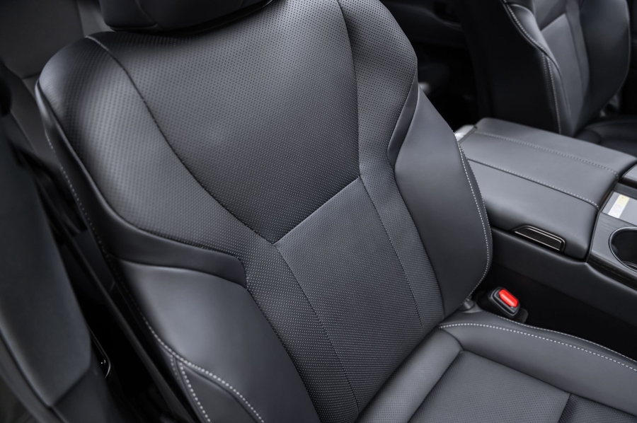 Премиальный внедорожник Lexus LX 700h зелёный в премиальном шоуруме Crystal Car под заказ