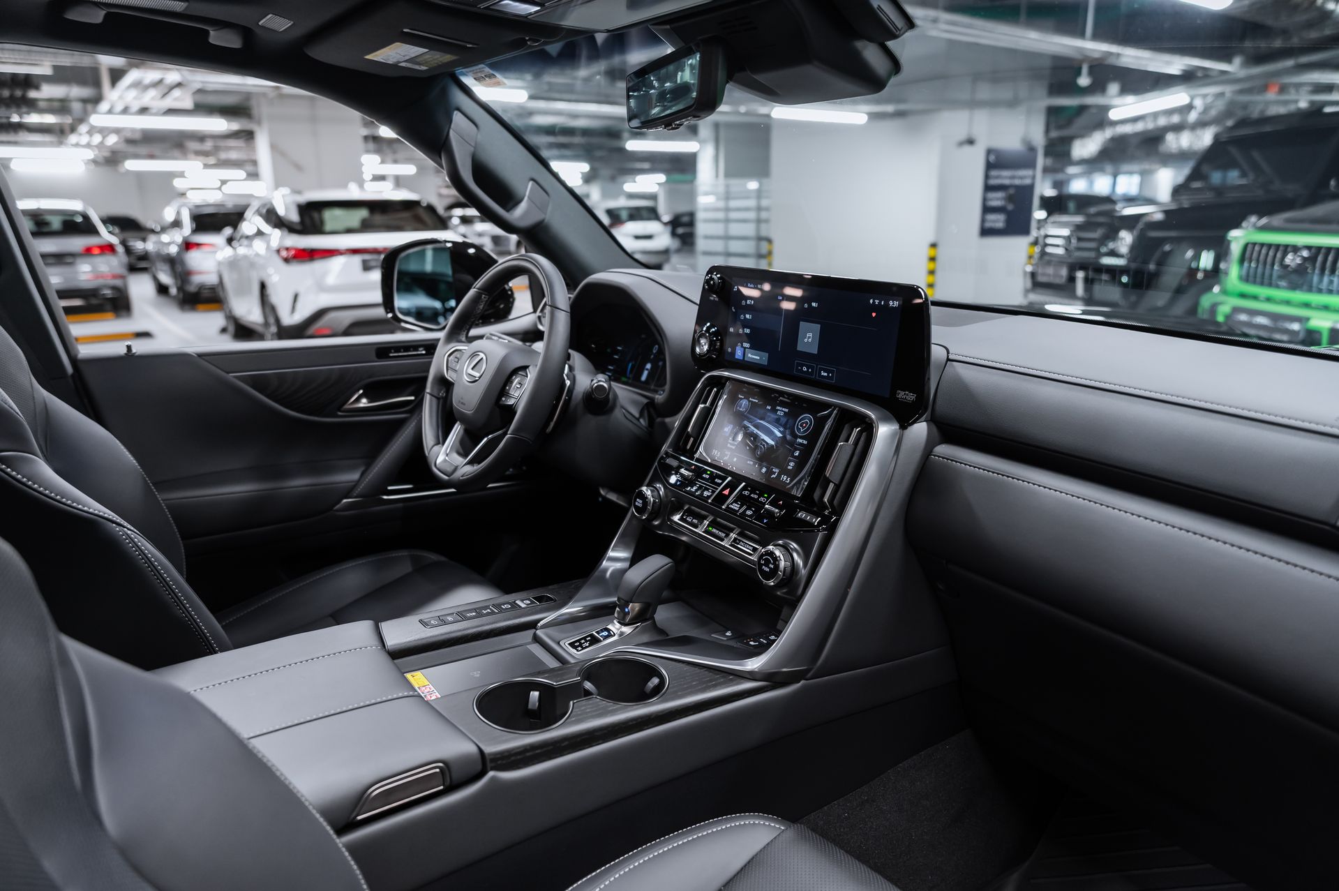 Премиальный внедорожник Lexus LX 700h зелёный в премиальном шоуруме Crystal Car под заказ