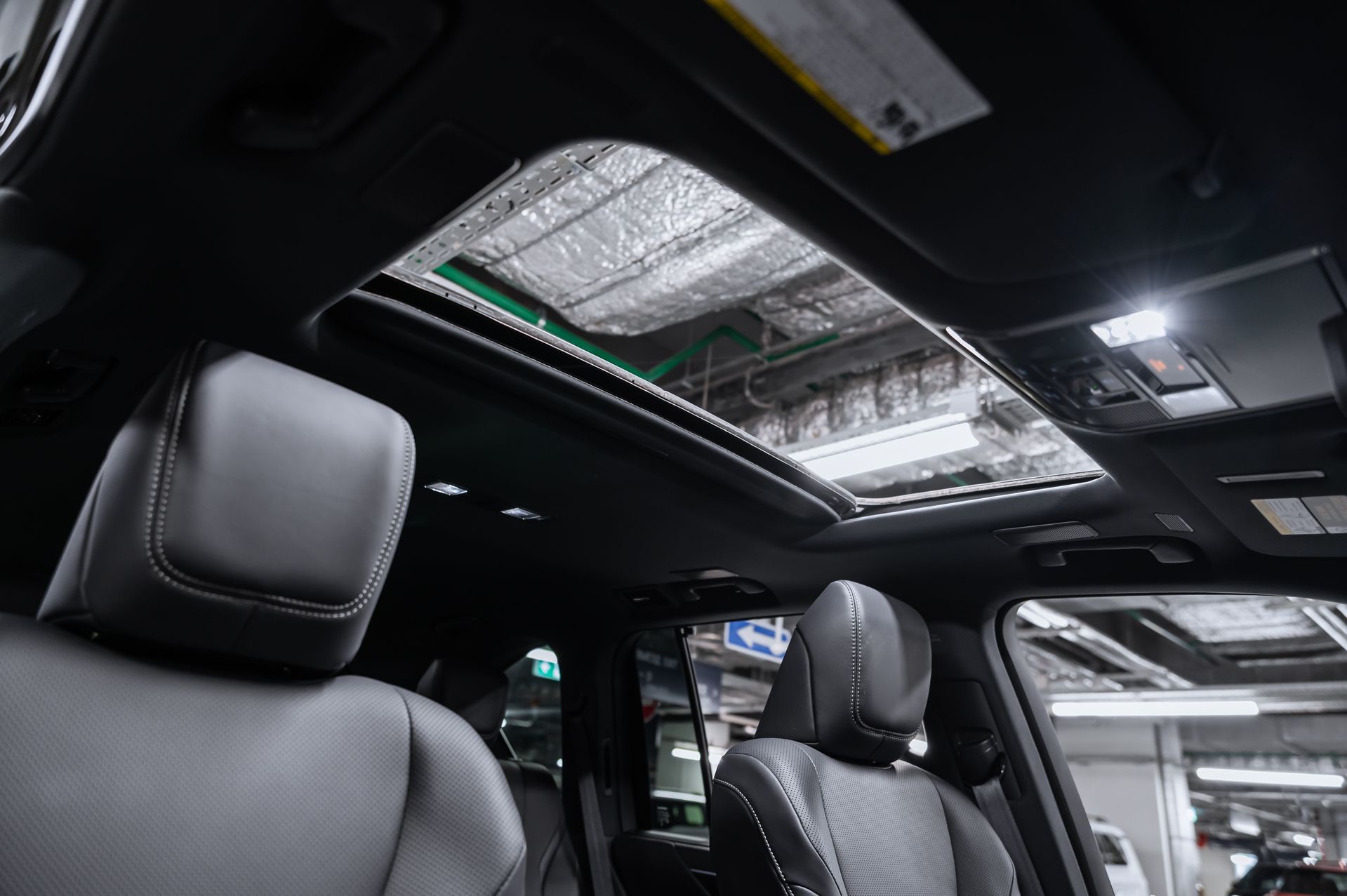 Премиальный внедорожник Lexus LX 700h зелёный в премиальном шоуруме Crystal Car под заказ