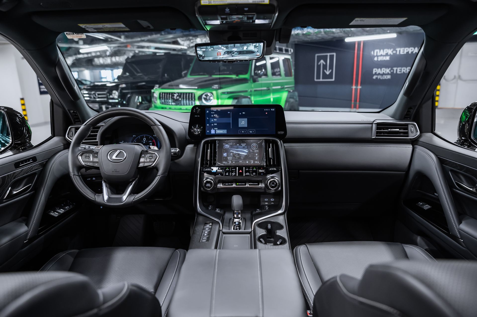 Премиальный внедорожник Lexus LX 700h зелёный в премиальном шоуруме Crystal Car под заказ