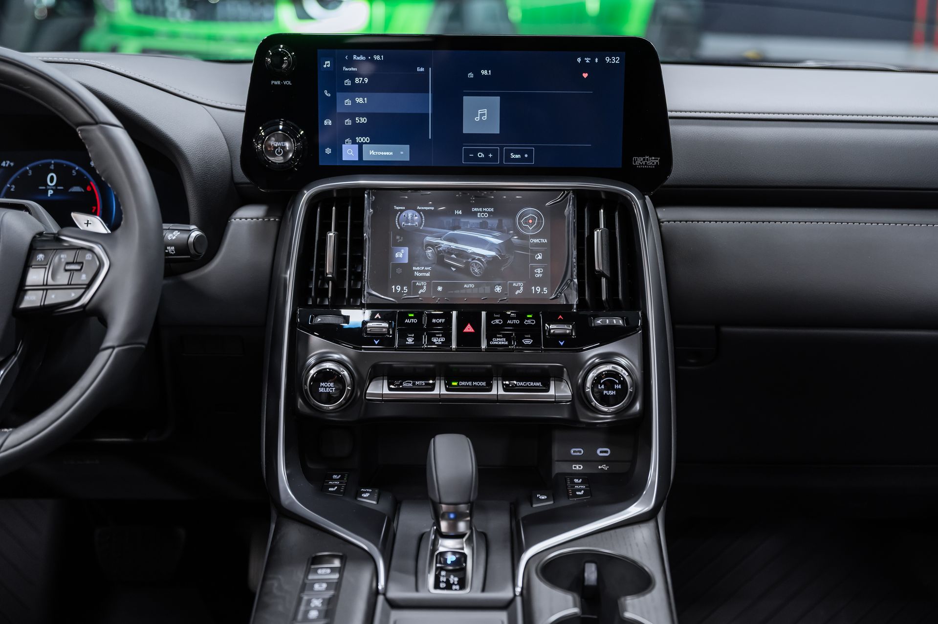 Премиальный внедорожник Lexus LX 700h зелёный в премиальном шоуруме Crystal Car под заказ