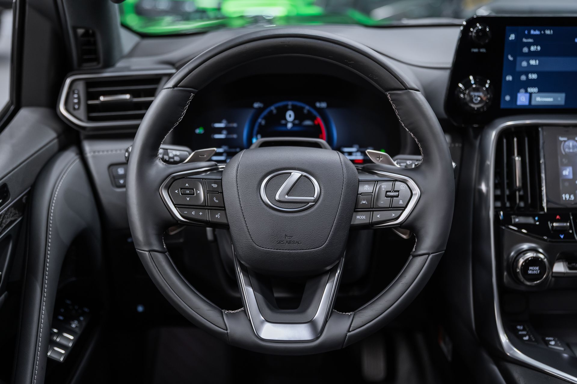 Премиальный внедорожник Lexus LX 700h зелёный в премиальном шоуруме Crystal Car под заказ