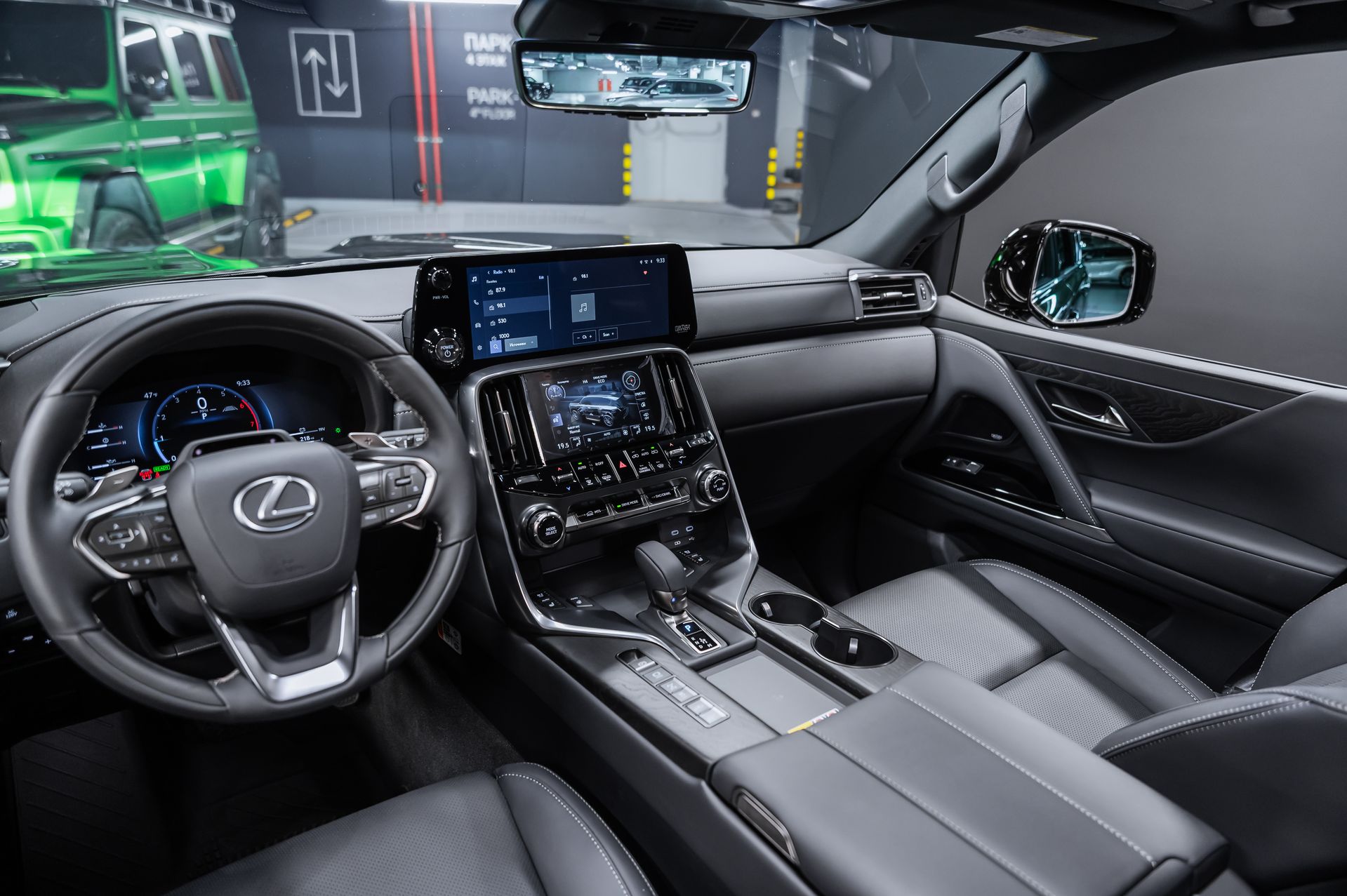 Премиальный внедорожник Lexus LX 700h зелёный в премиальном шоуруме Crystal Car под заказ