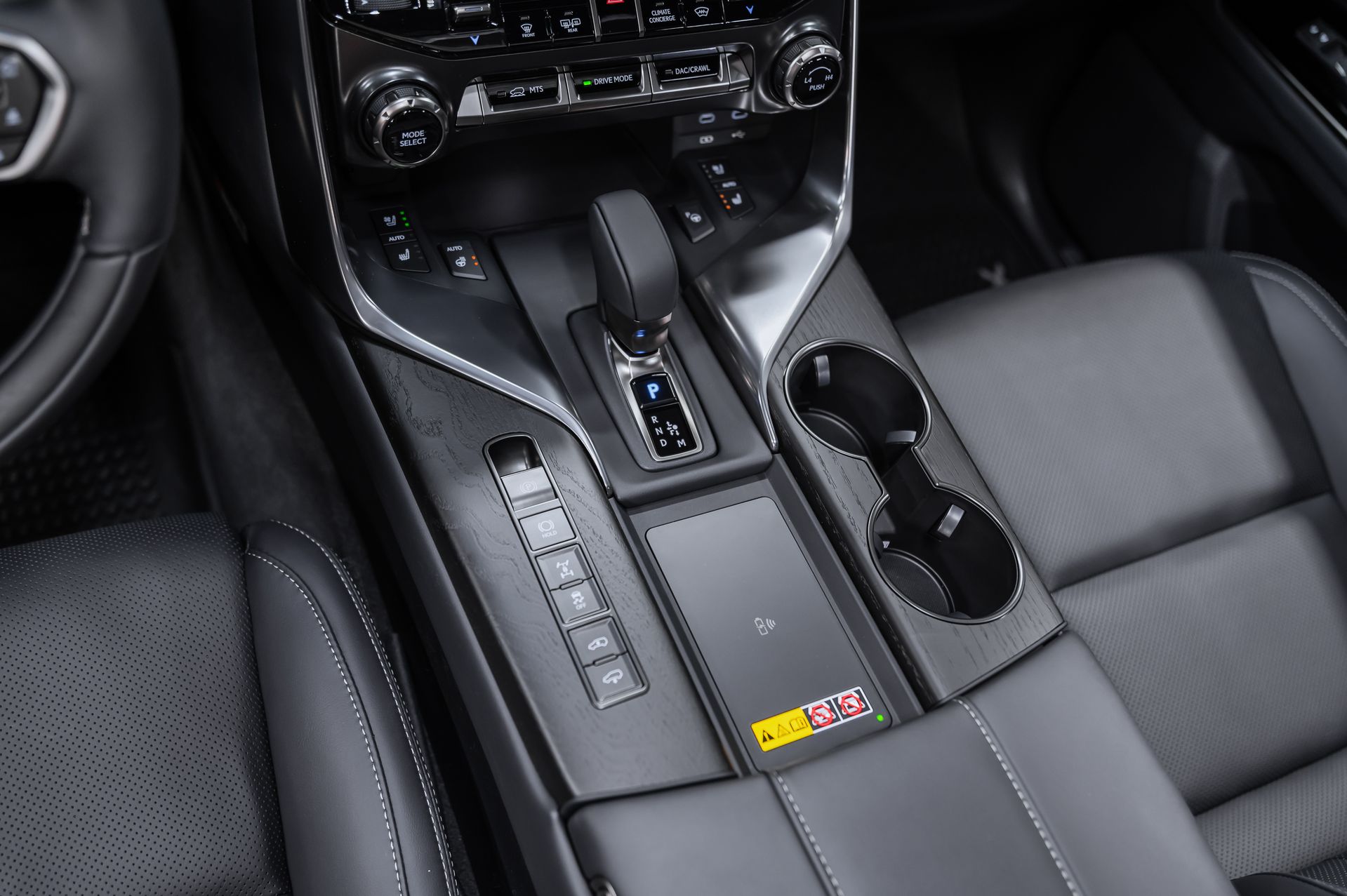 Премиальный внедорожник Lexus LX 700h зелёный в премиальном шоуруме Crystal Car под заказ