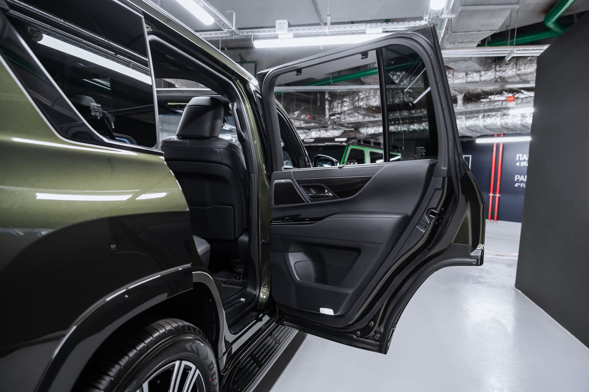 Премиальный внедорожник Lexus LX 700h зелёный в премиальном шоуруме Crystal Car под заказ