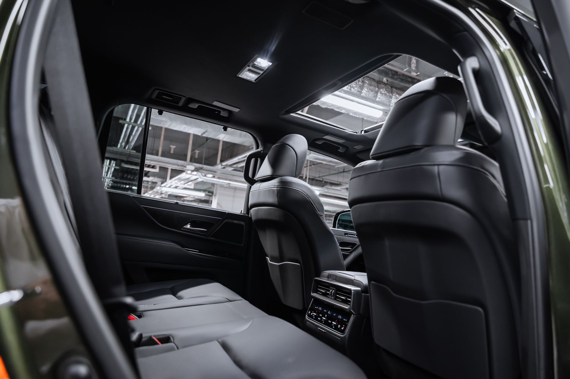 Премиальный внедорожник Lexus LX 700h зелёный в премиальном шоуруме Crystal Car под заказ