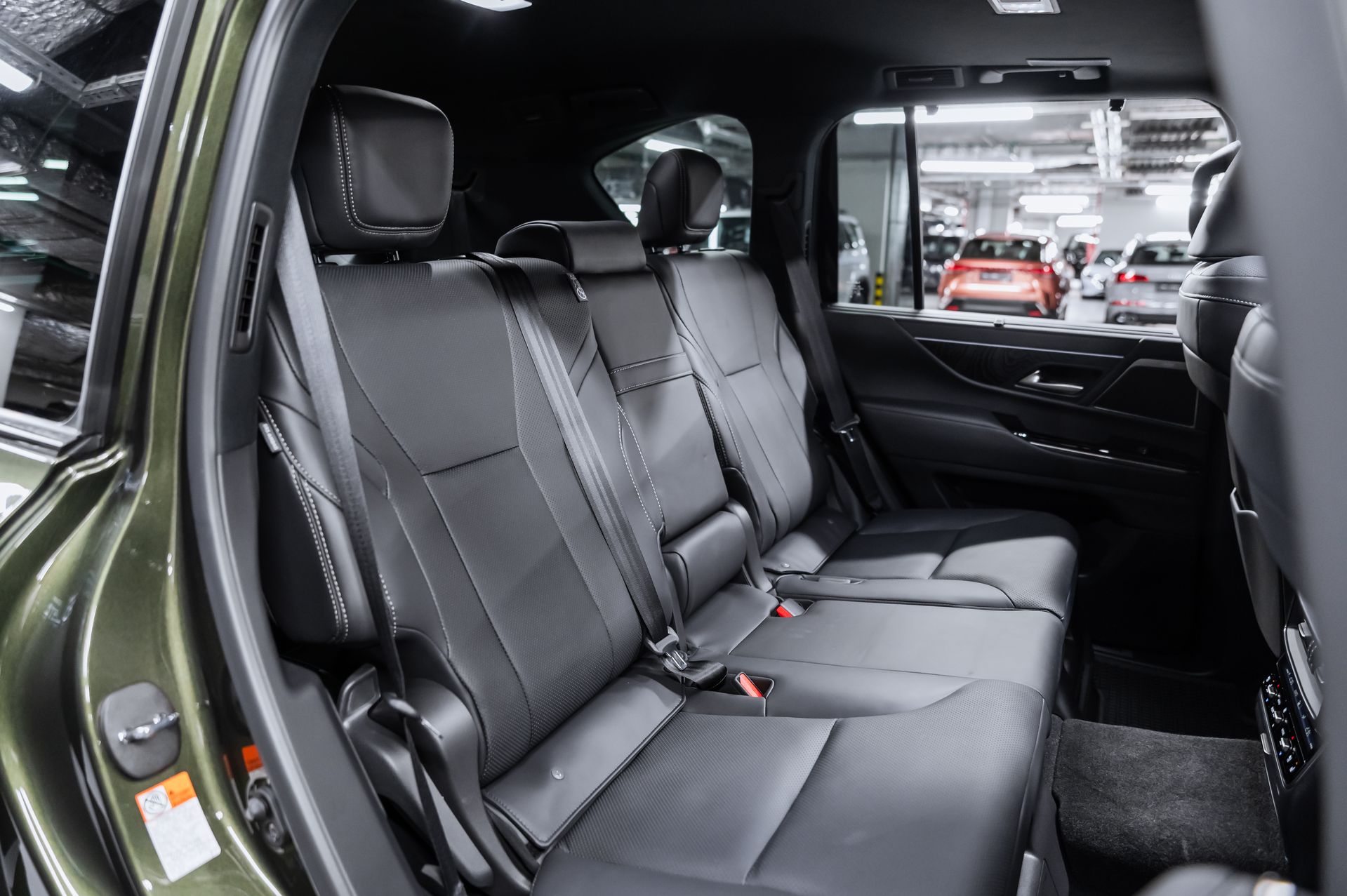 Премиальный внедорожник Lexus LX 700h зелёный в премиальном шоуруме Crystal Car под заказ