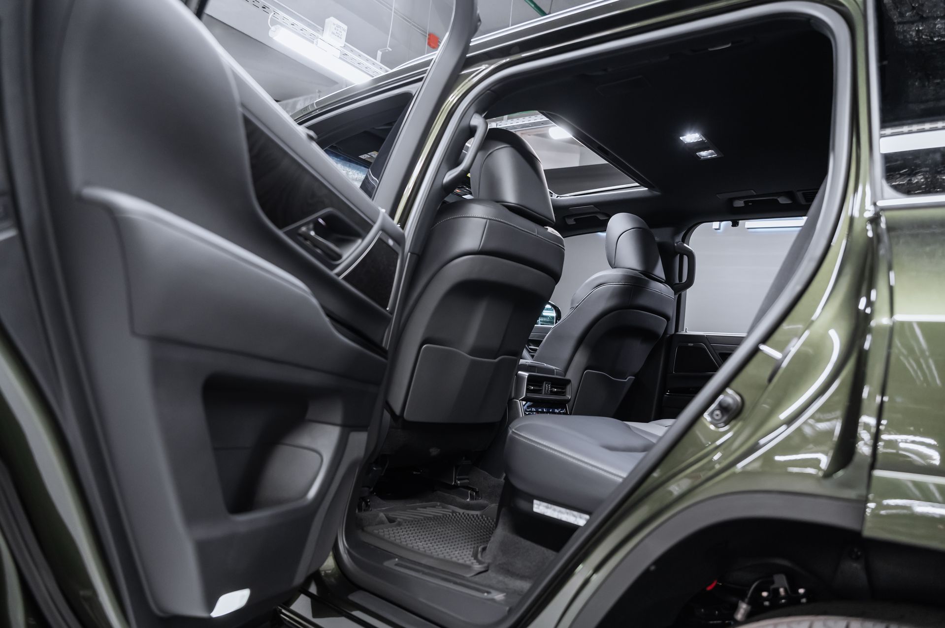 Премиальный внедорожник Lexus LX 700h зелёный в премиальном шоуруме Crystal Car под заказ