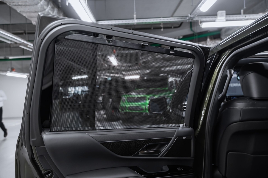 Премиальный внедорожник Lexus LX 700h зелёный в премиальном шоуруме Crystal Car под заказ