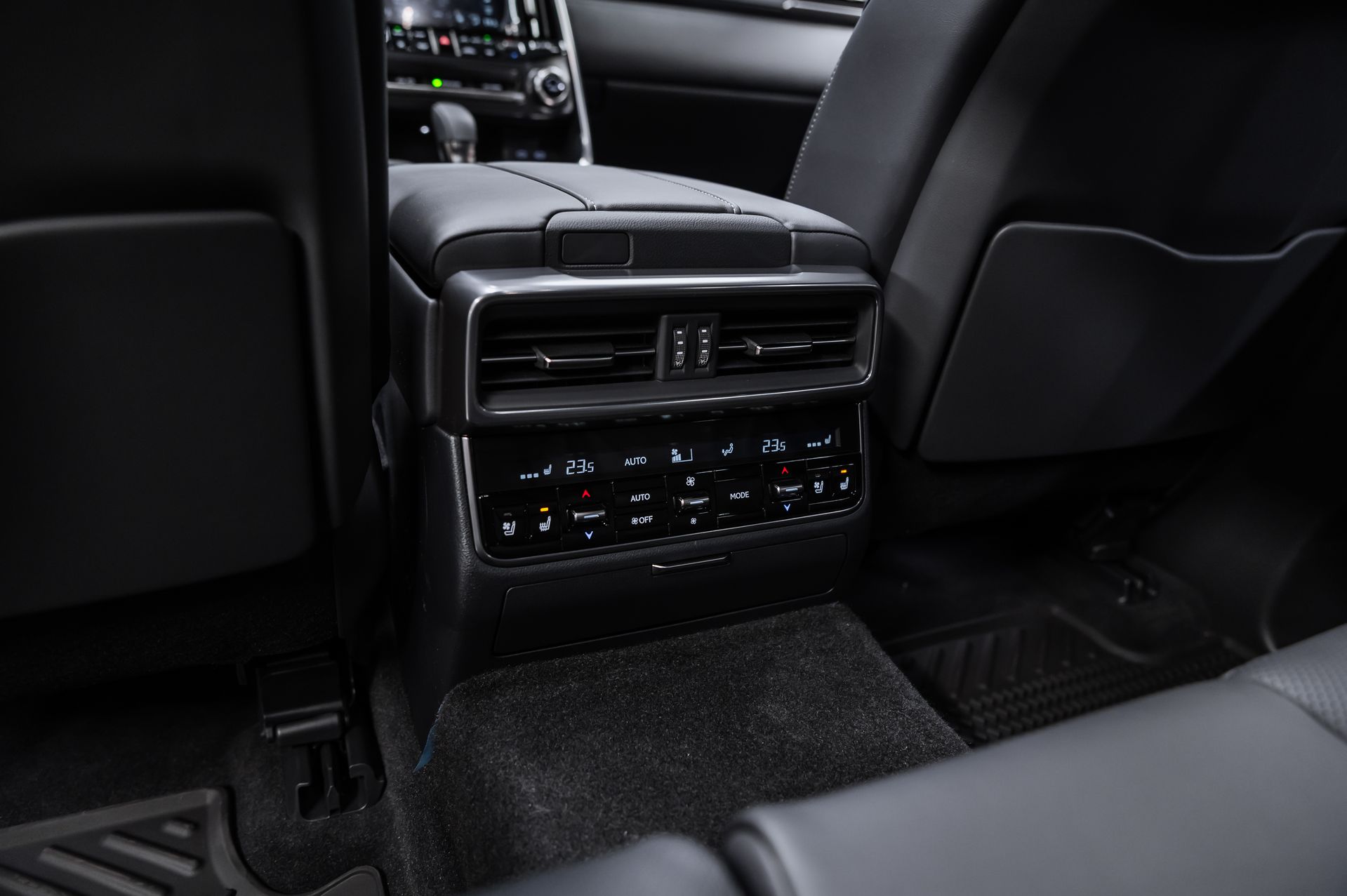 Премиальный внедорожник Lexus LX 700h зелёный в премиальном шоуруме Crystal Car под заказ