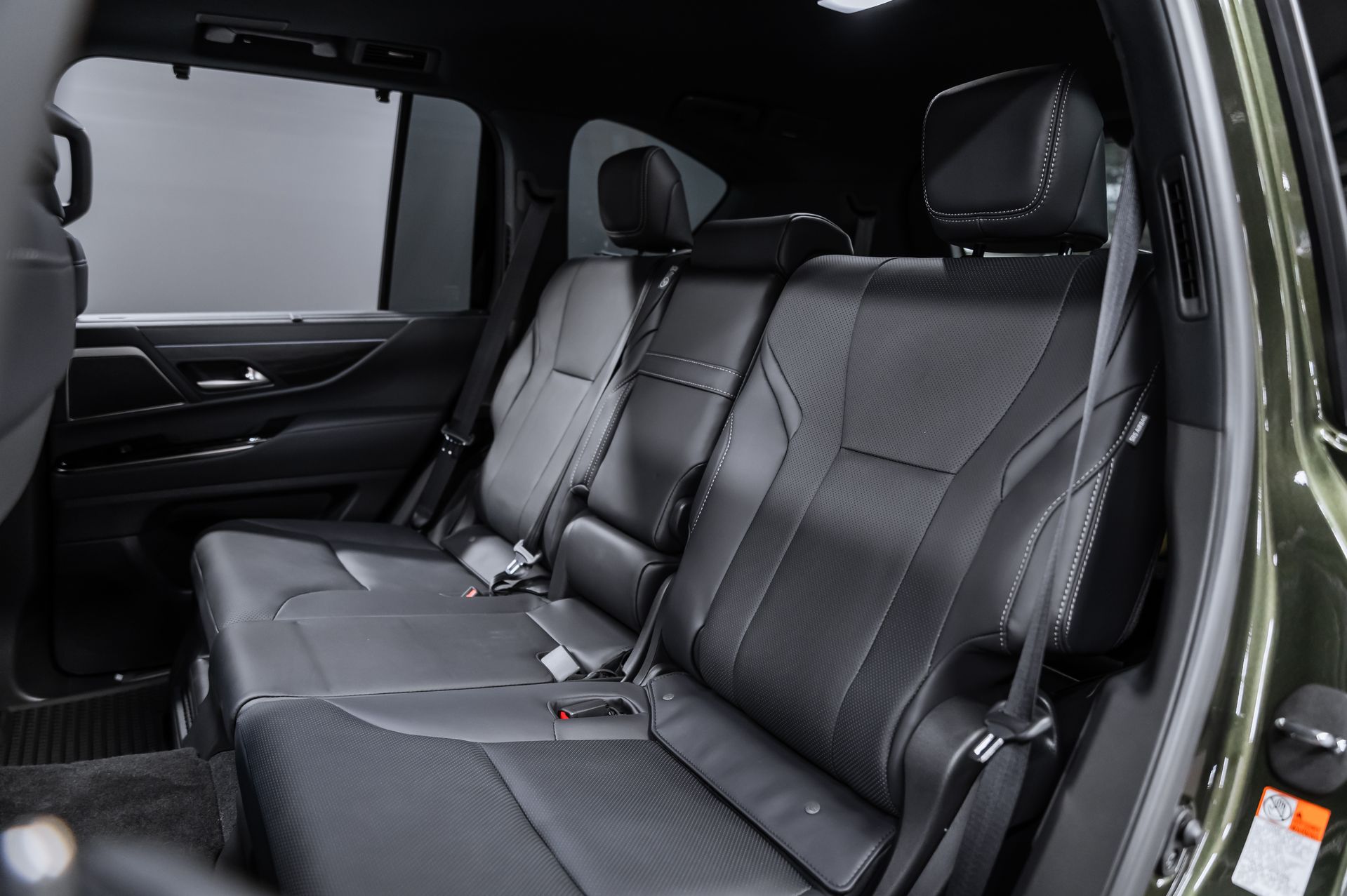 Премиальный внедорожник Lexus LX 700h зелёный в премиальном шоуруме Crystal Car под заказ