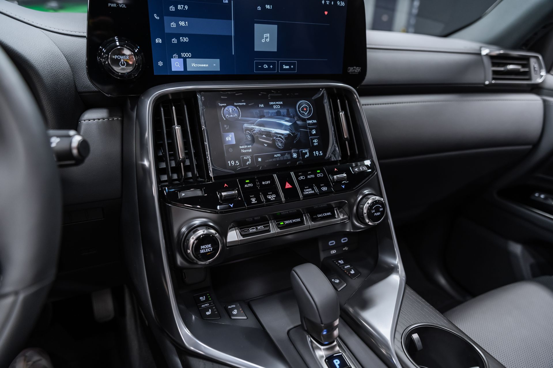 Премиальный внедорожник Lexus LX 700h зелёный в премиальном шоуруме Crystal Car под заказ