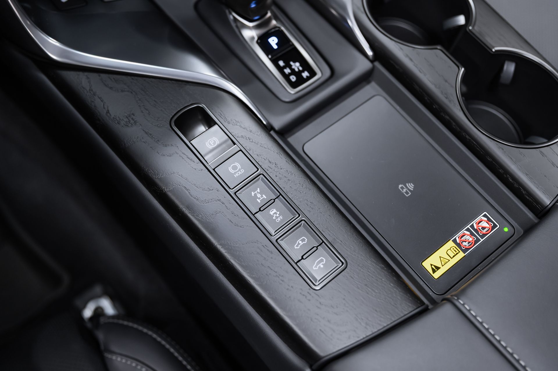 Премиальный внедорожник Lexus LX 700h зелёный в премиальном шоуруме Crystal Car под заказ