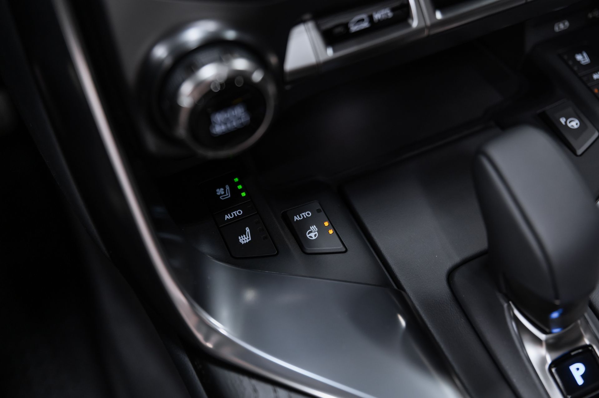 Премиальный внедорожник Lexus LX 700h зелёный в премиальном шоуруме Crystal Car под заказ