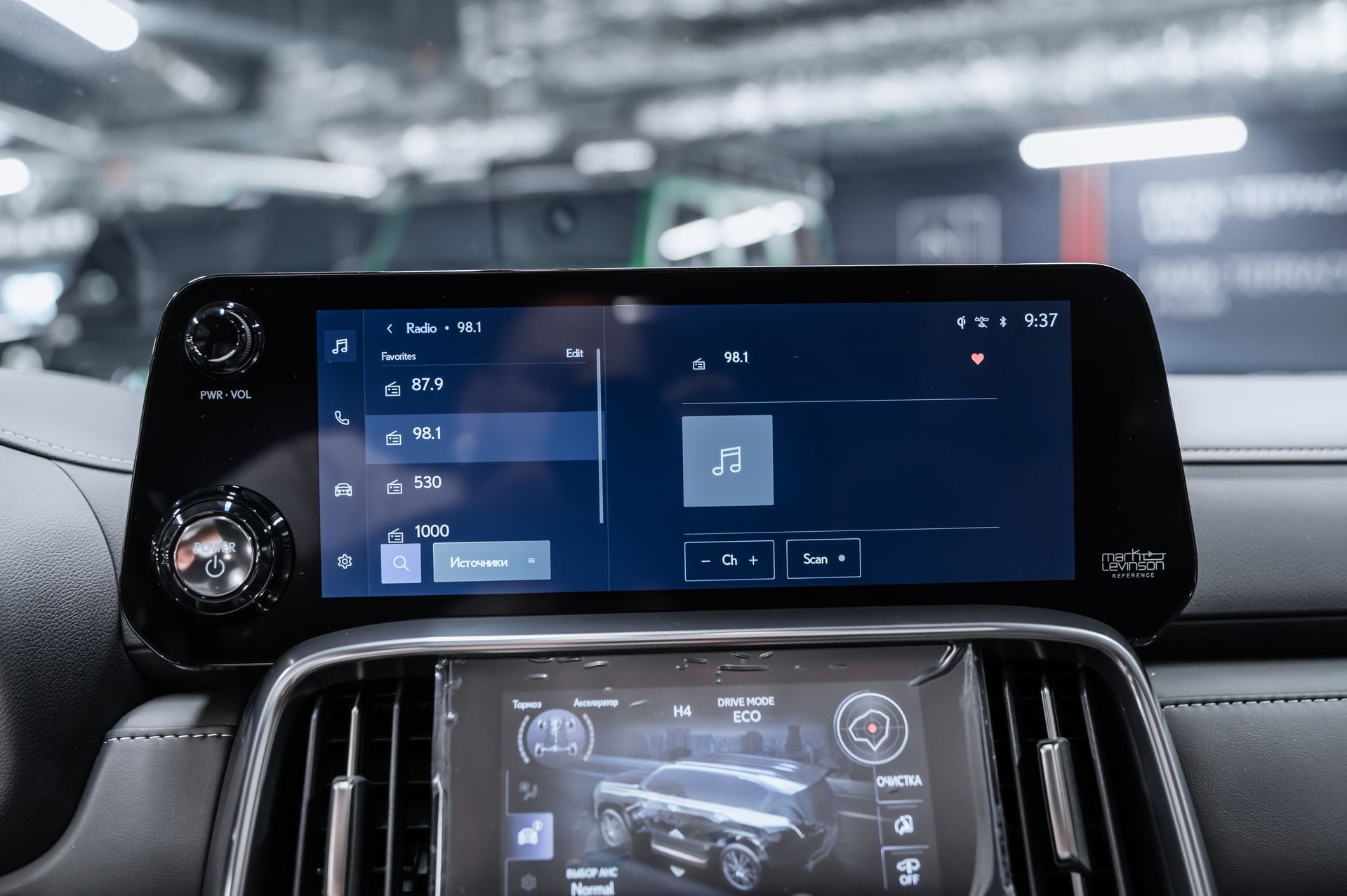 Премиальный внедорожник Lexus LX 700h зелёный в премиальном шоуруме Crystal Car под заказ