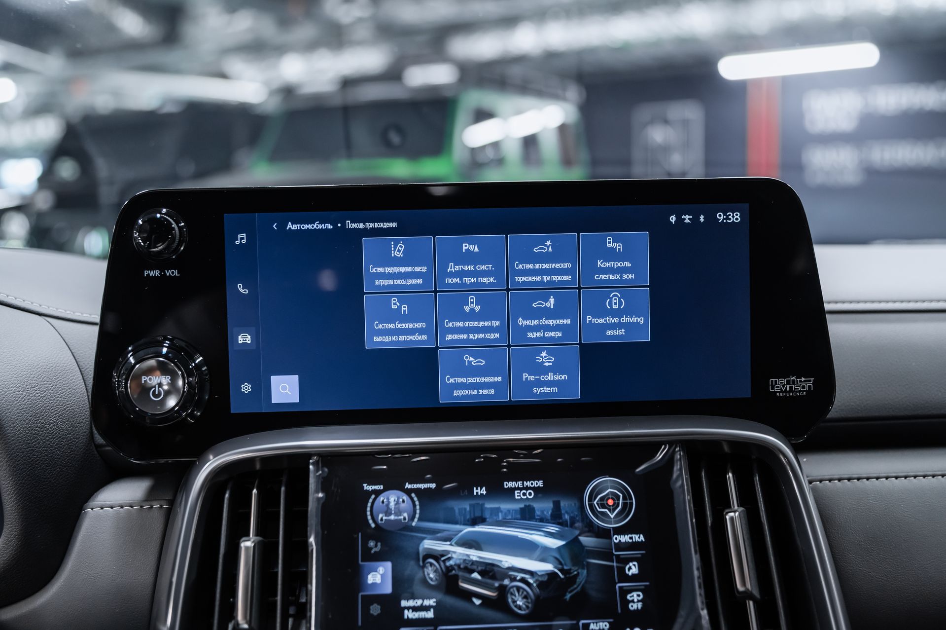 Премиальный внедорожник Lexus LX 700h зелёный в премиальном шоуруме Crystal Car под заказ