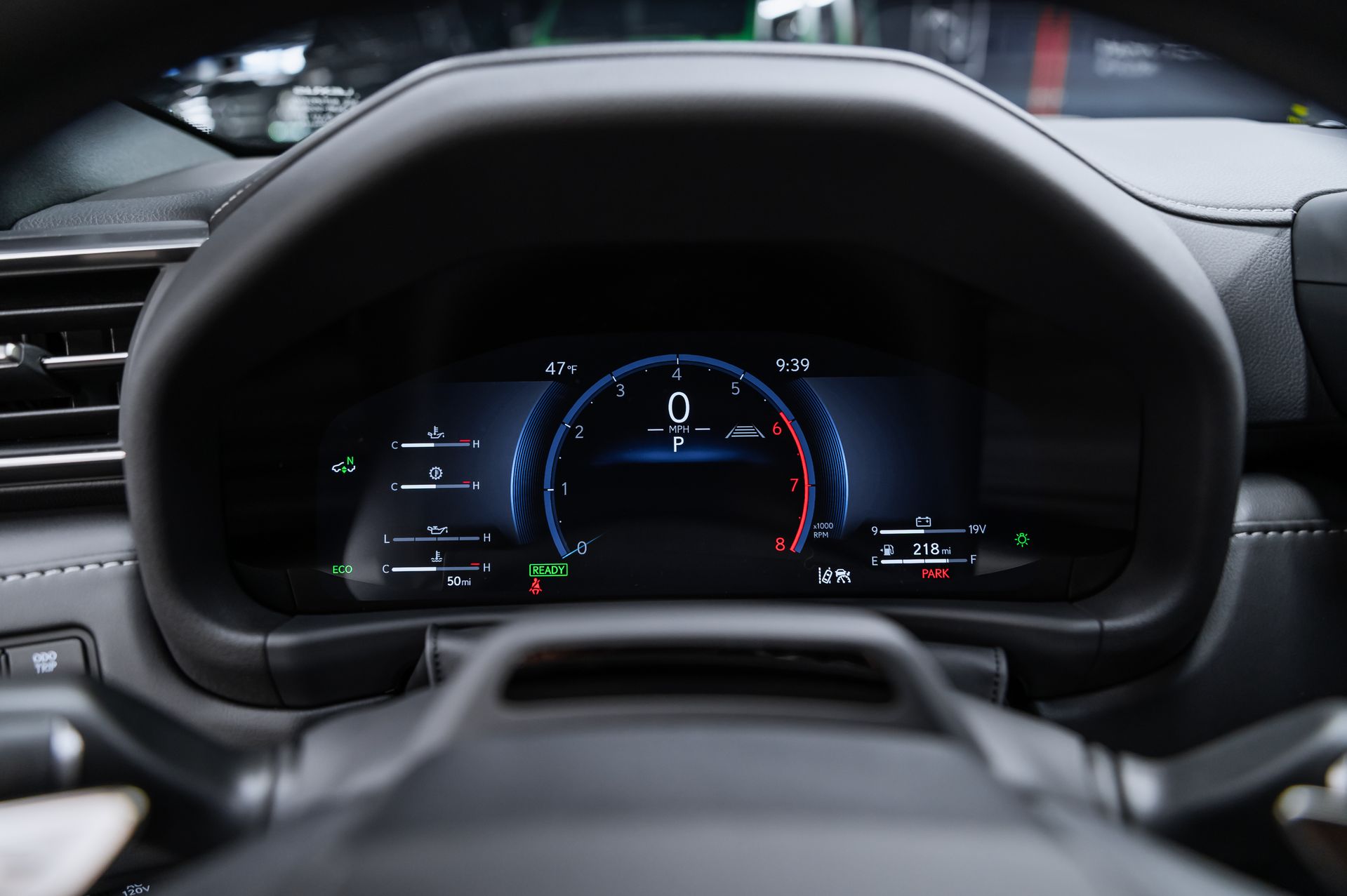 Премиальный внедорожник Lexus LX 700h зелёный в премиальном шоуруме Crystal Car под заказ