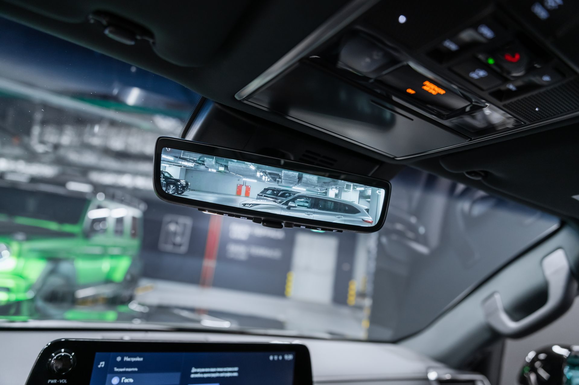 Премиальный внедорожник Lexus LX 700h зелёный в премиальном шоуруме Crystal Car под заказ