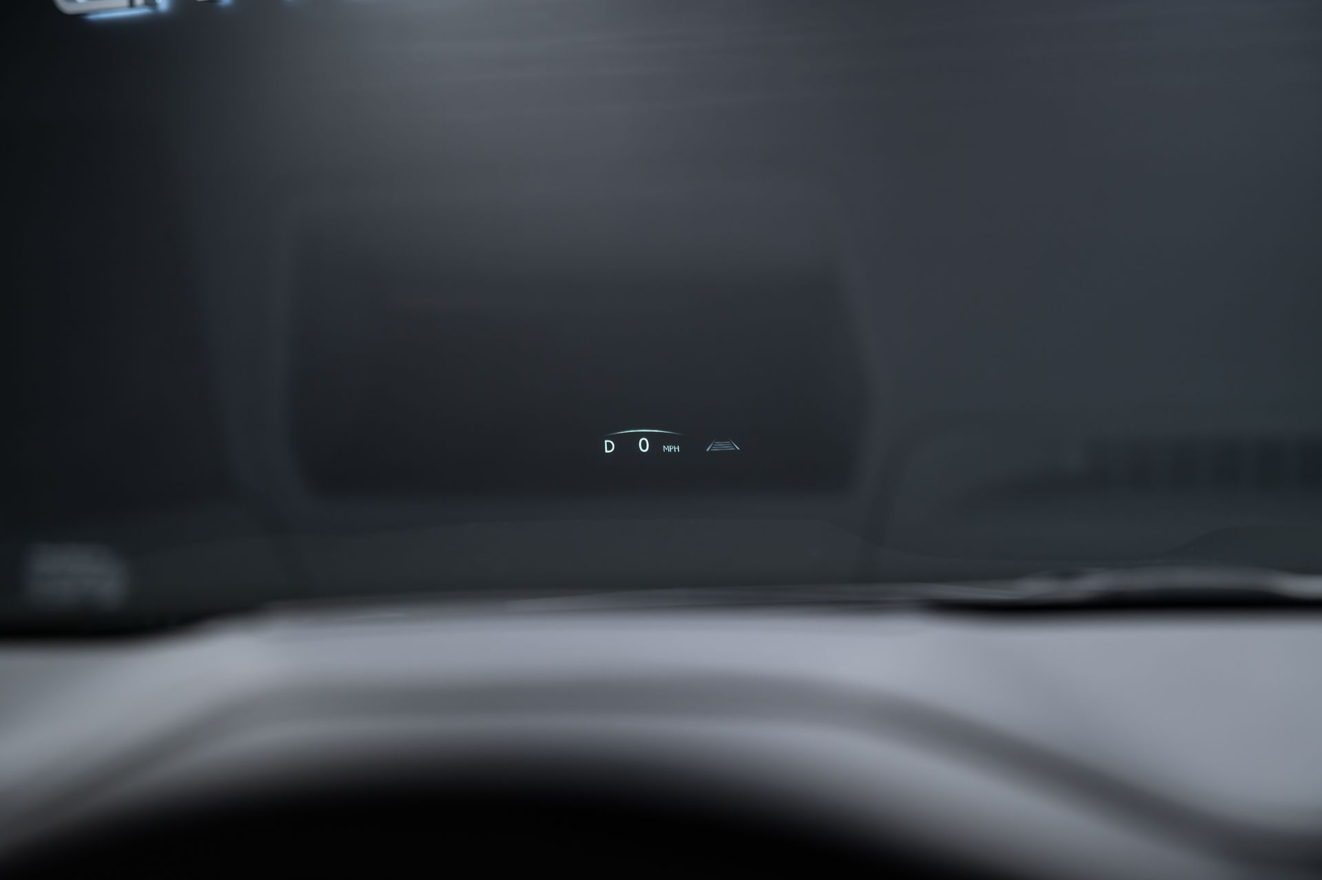 Премиальный внедорожник Lexus LX 700h зелёный в премиальном шоуруме Crystal Car под заказ