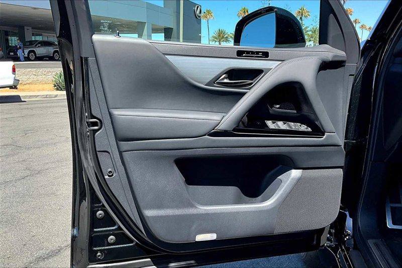 Черный Lexus LX VIP Leader 700h в Crystal Car под заказ