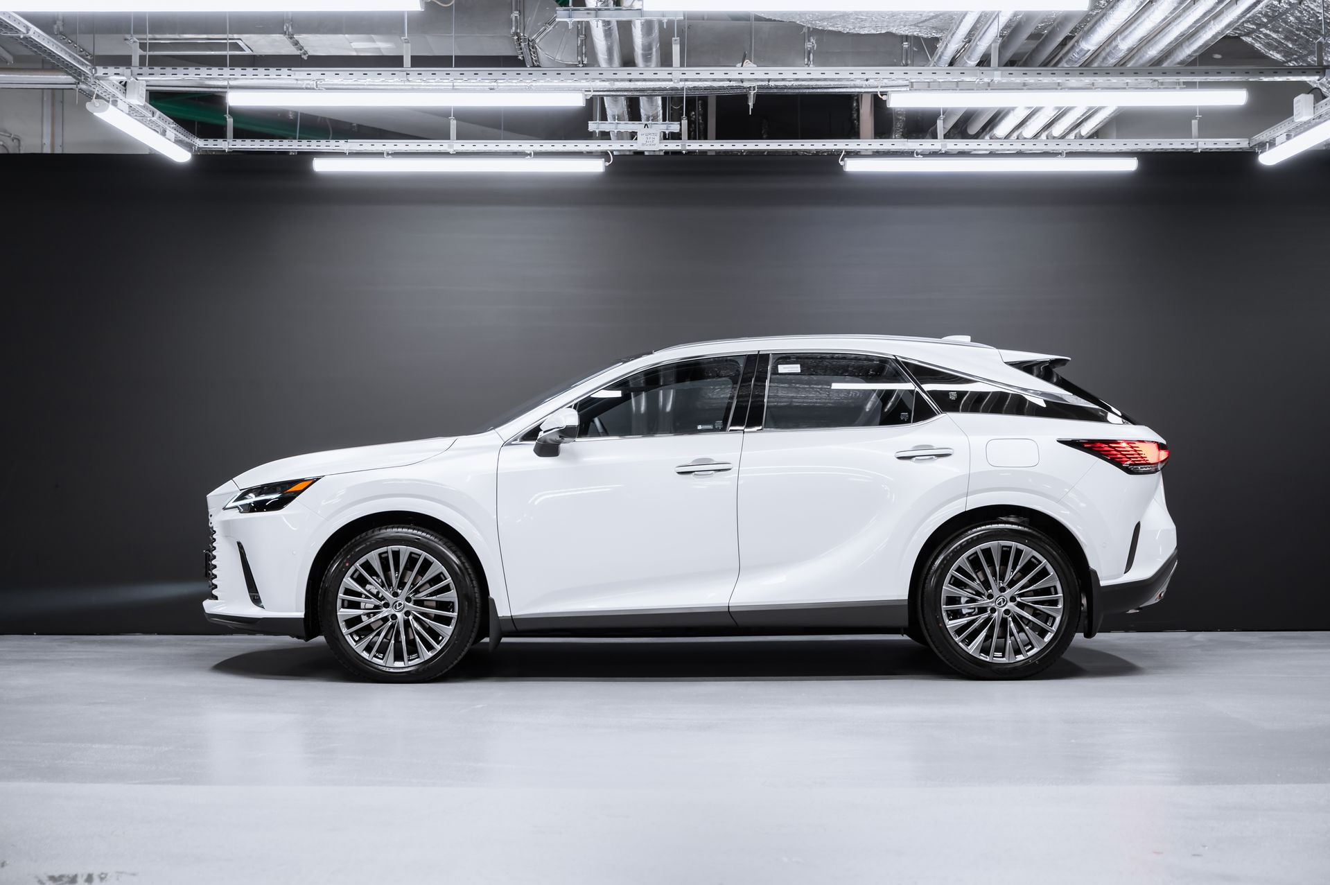 Белый Lexus RX Luxury 350h в Crystal Car под заказ