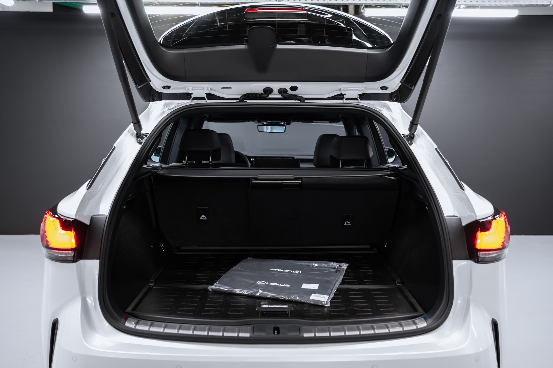 Белый Lexus RX Luxury 350h в Crystal Car под заказ