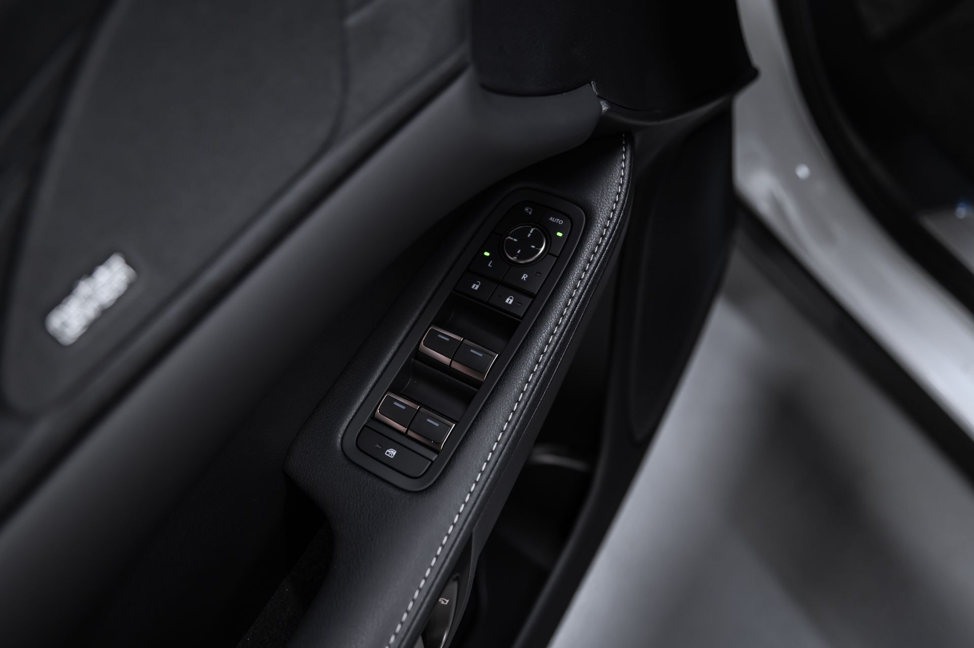 Белый Lexus RX Luxury 350h в Crystal Car под заказ