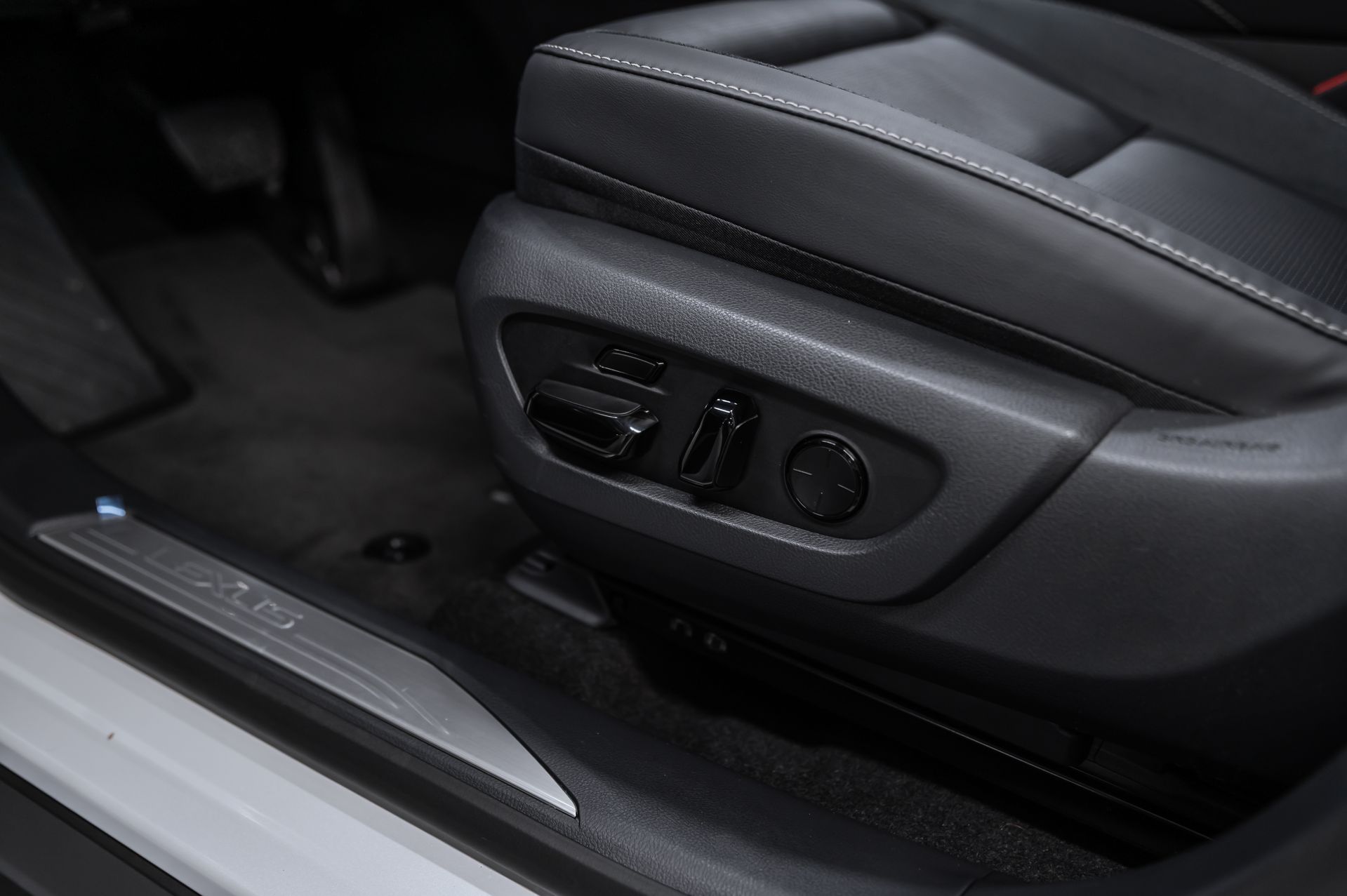 Белый Lexus RX Luxury 350h в Crystal Car под заказ