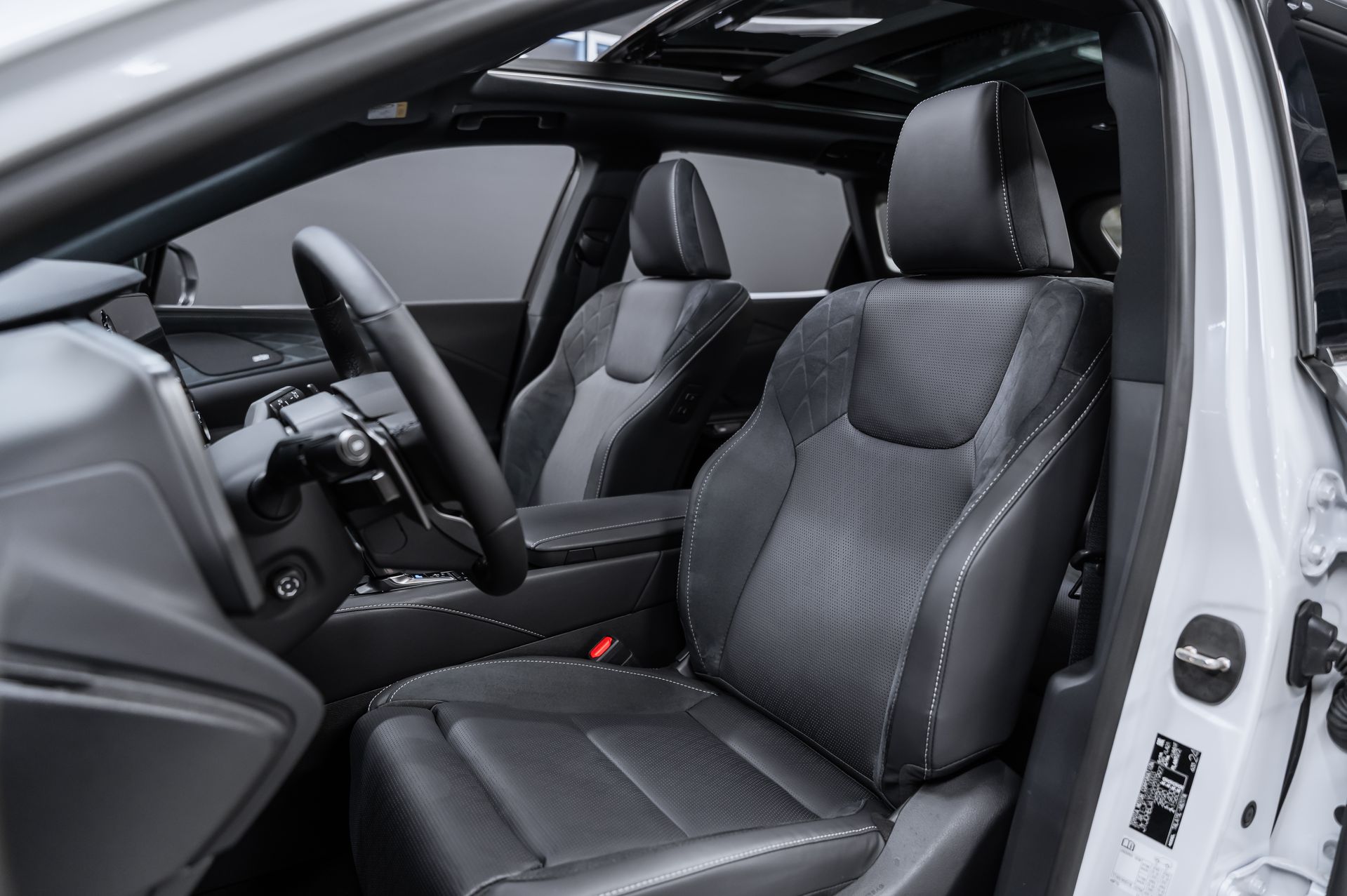 Белый Lexus RX Luxury 350h в Crystal Car под заказ