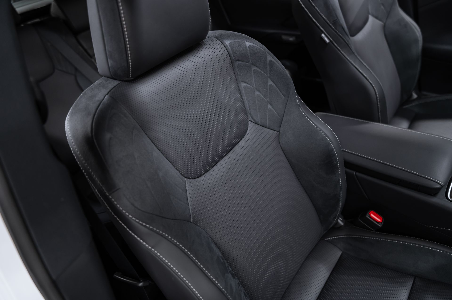 Белый Lexus RX Luxury 350h в Crystal Car под заказ