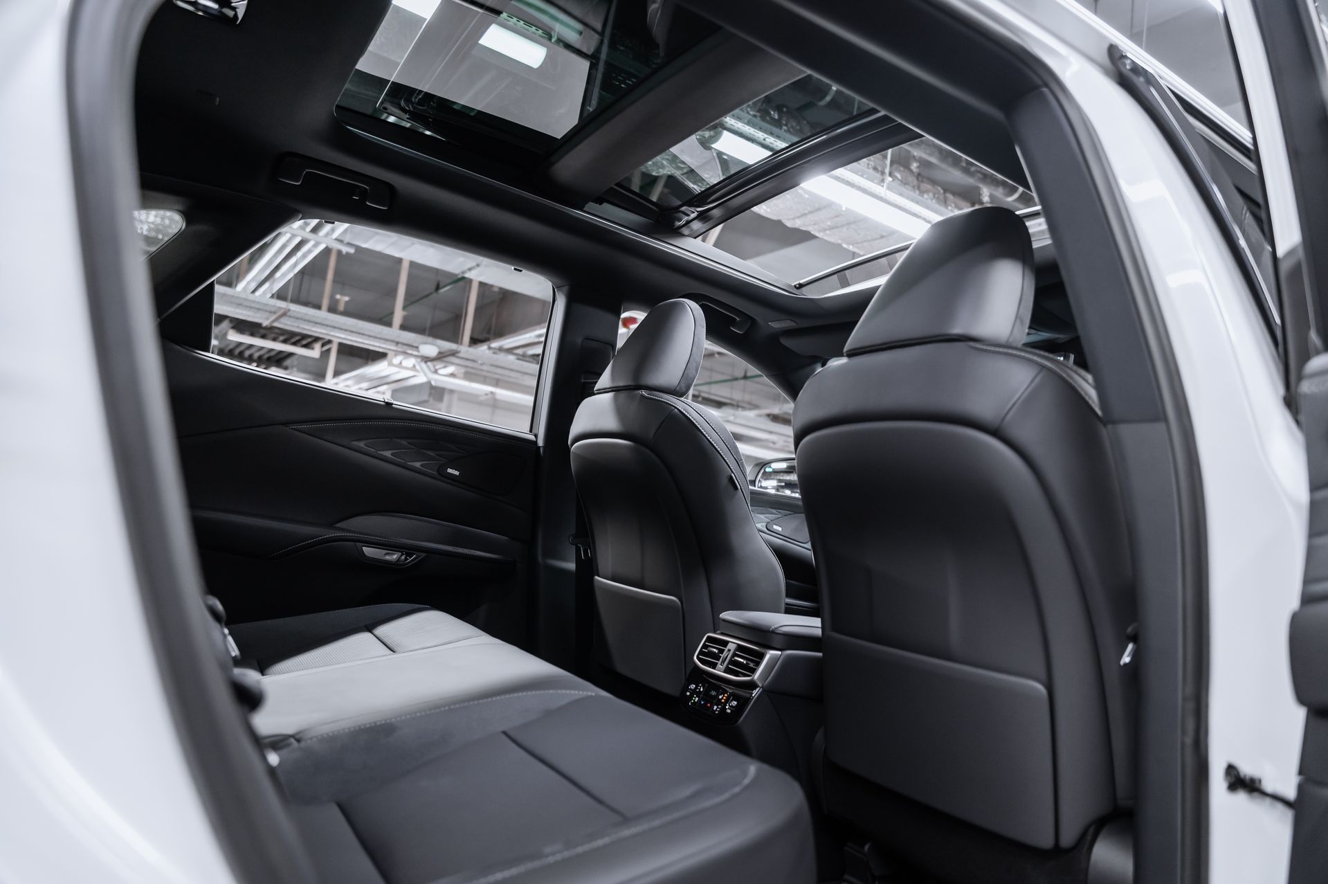 Белый Lexus RX Luxury 350h в Crystal Car под заказ