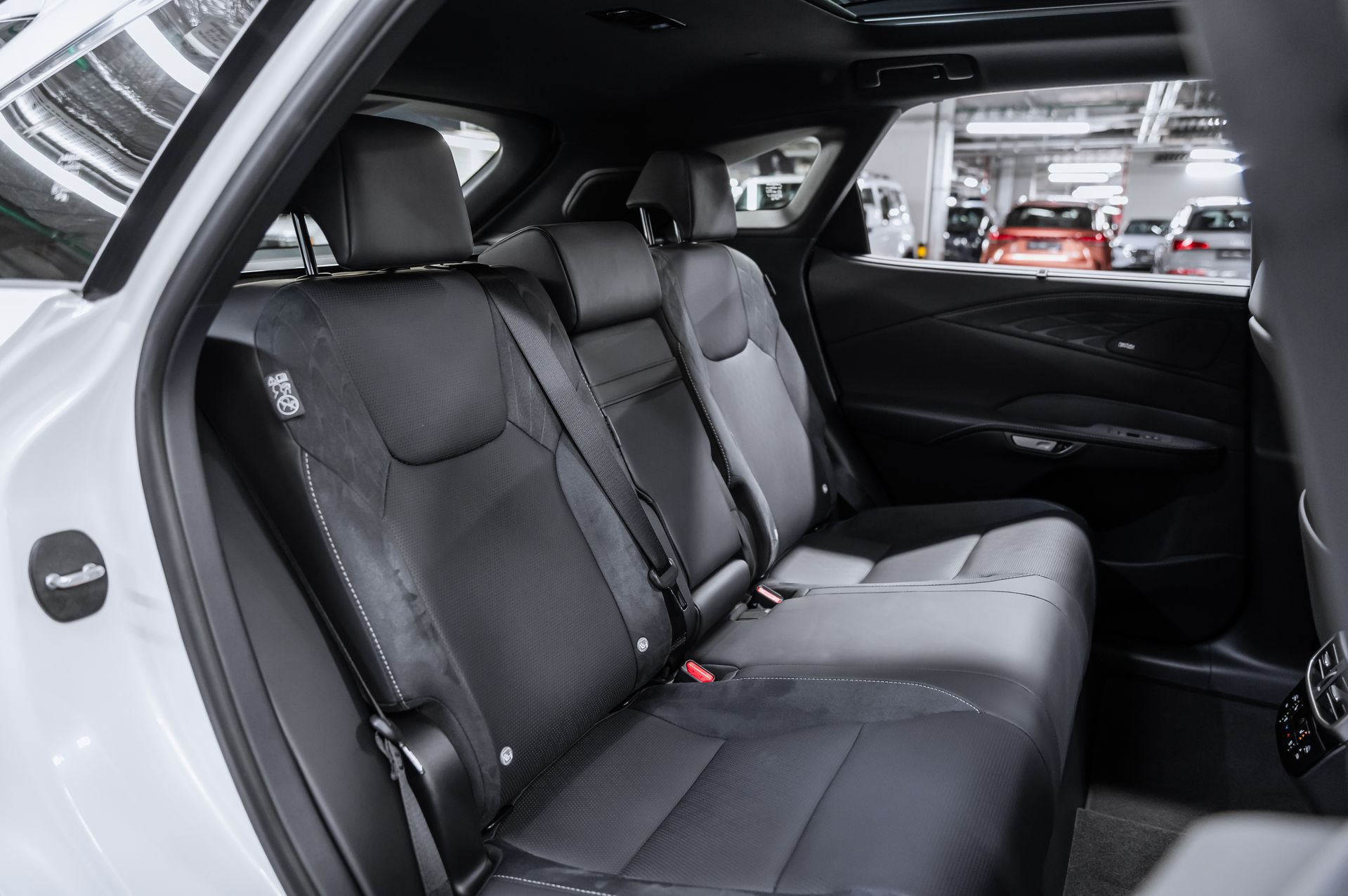 Белый Lexus RX Luxury 350h в Crystal Car под заказ