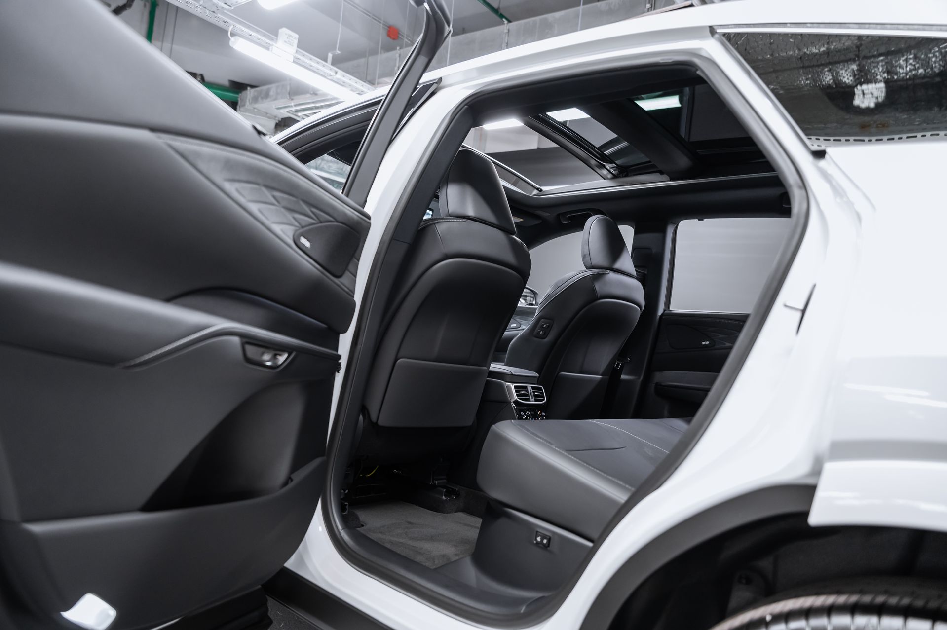 Белый Lexus RX Luxury 350h в Crystal Car под заказ