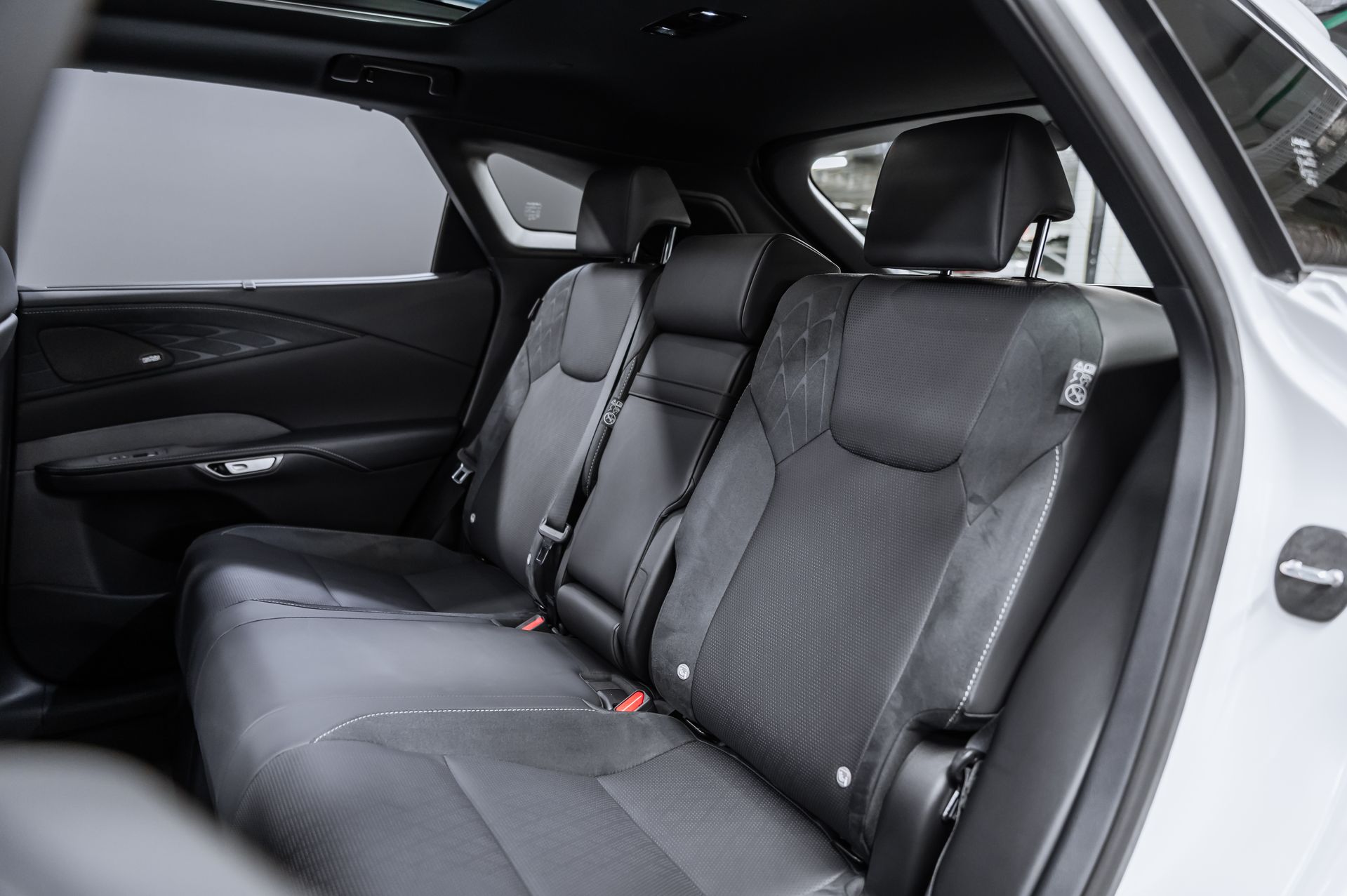 Белый Lexus RX Luxury 350h в Crystal Car под заказ