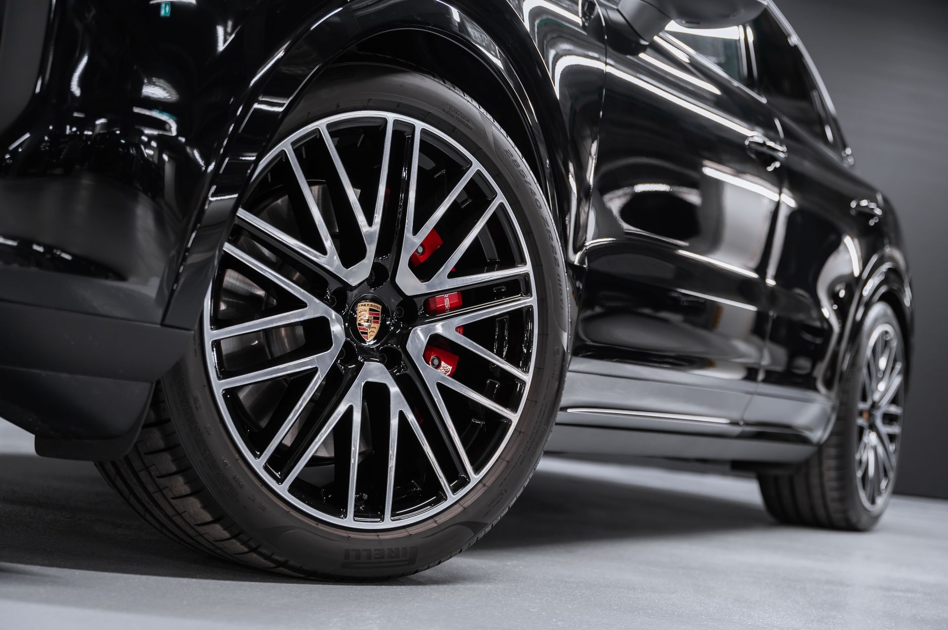 Черный Porsche Cayenne S Coupé в Crystal Car под заказ