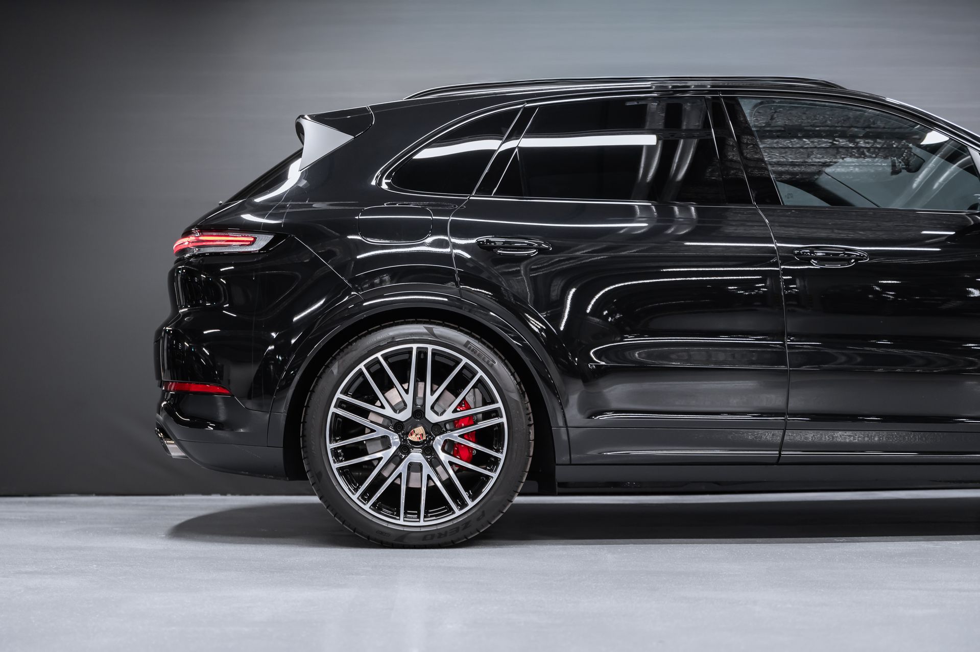 Черный Porsche Cayenne S Coupé в Crystal Car под заказ
