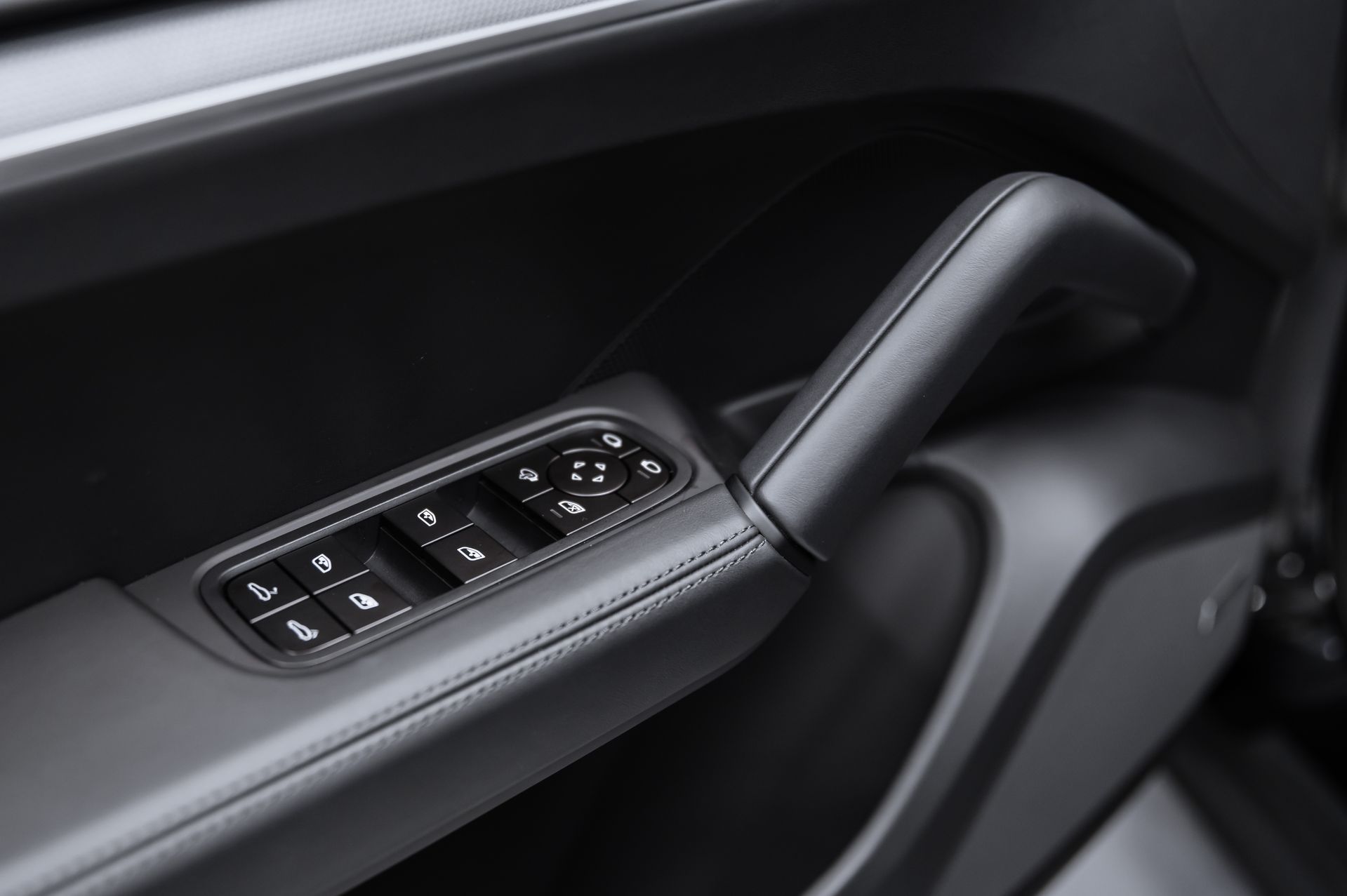 Черный Porsche Cayenne S Coupé в Crystal Car под заказ